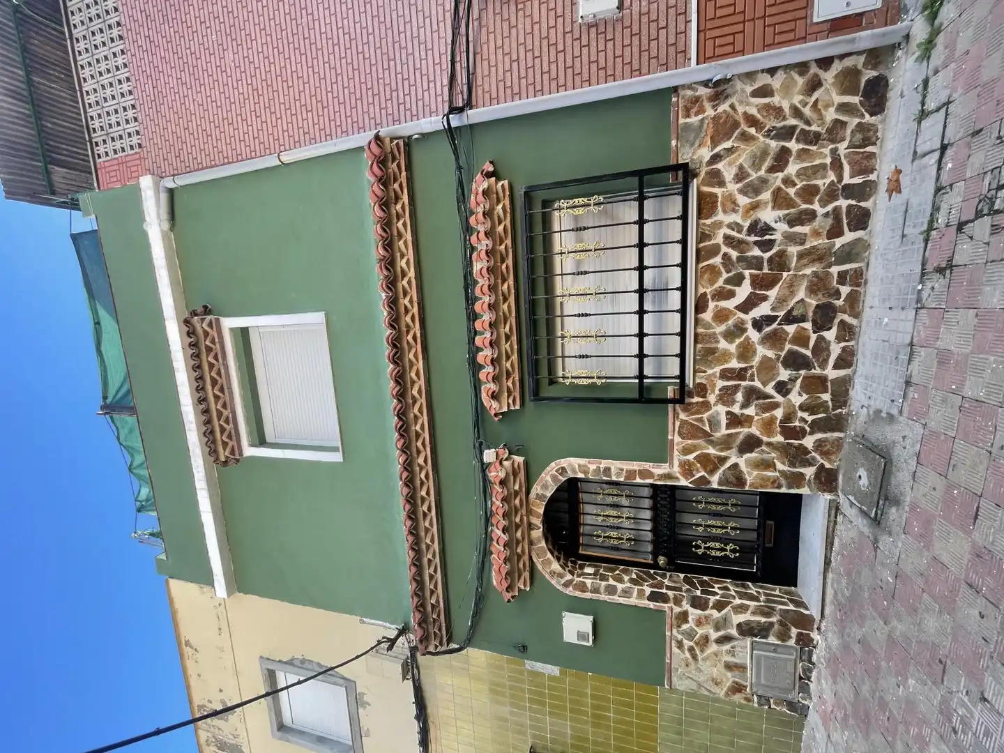 Casa adosada en venda a Calle Agustina de Aragón, 7, Bajadilla - Fuente Nueva Vista exterior de Casa adosada en venda en Algeciras amb Terrassa