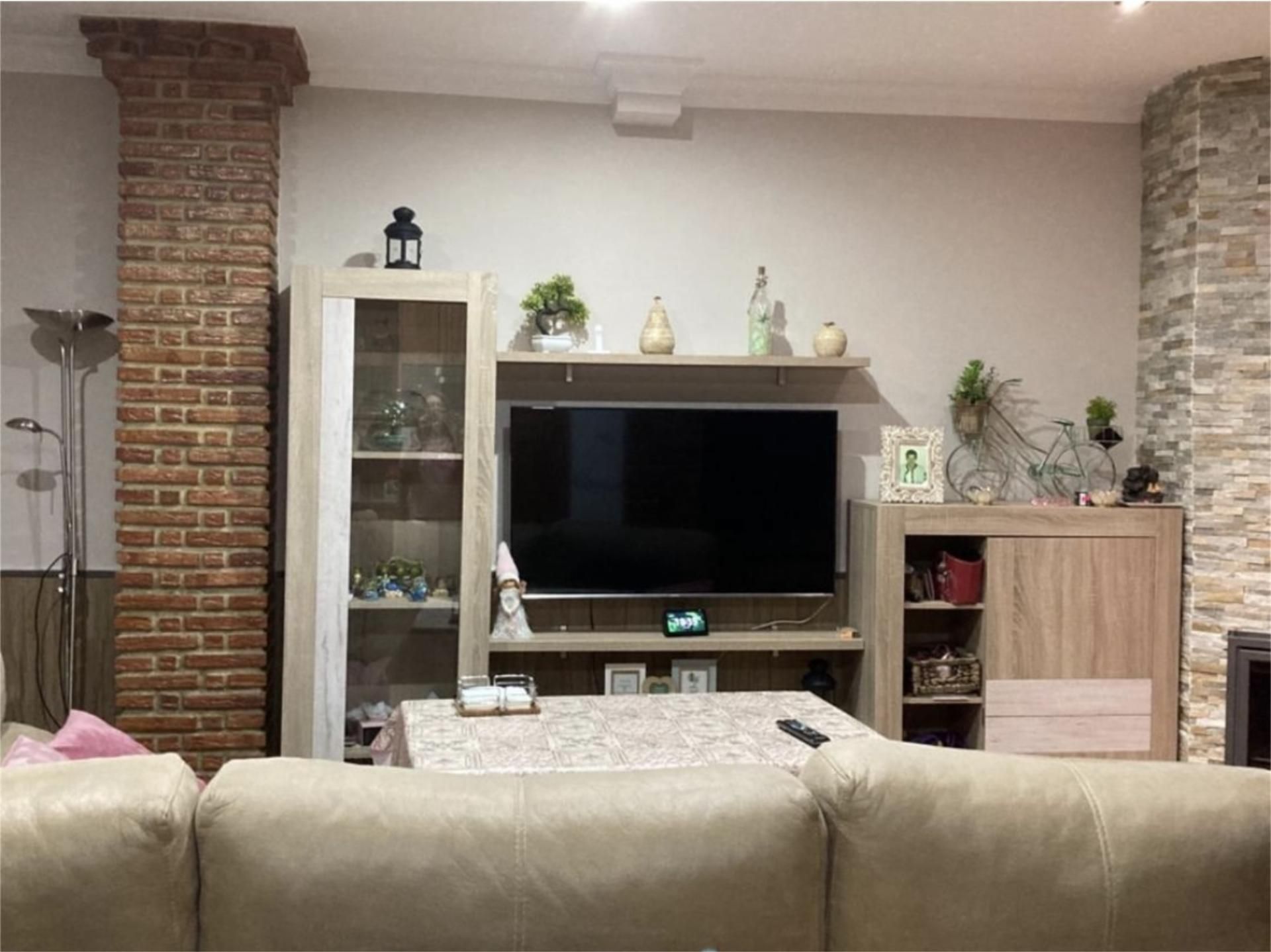 Casa adosada en venda a Calle Nueva, 23, Algodonales Sala d'estar de Casa adosada en venda en Algodonales amb Aire condicionat, Terrassa i Traster