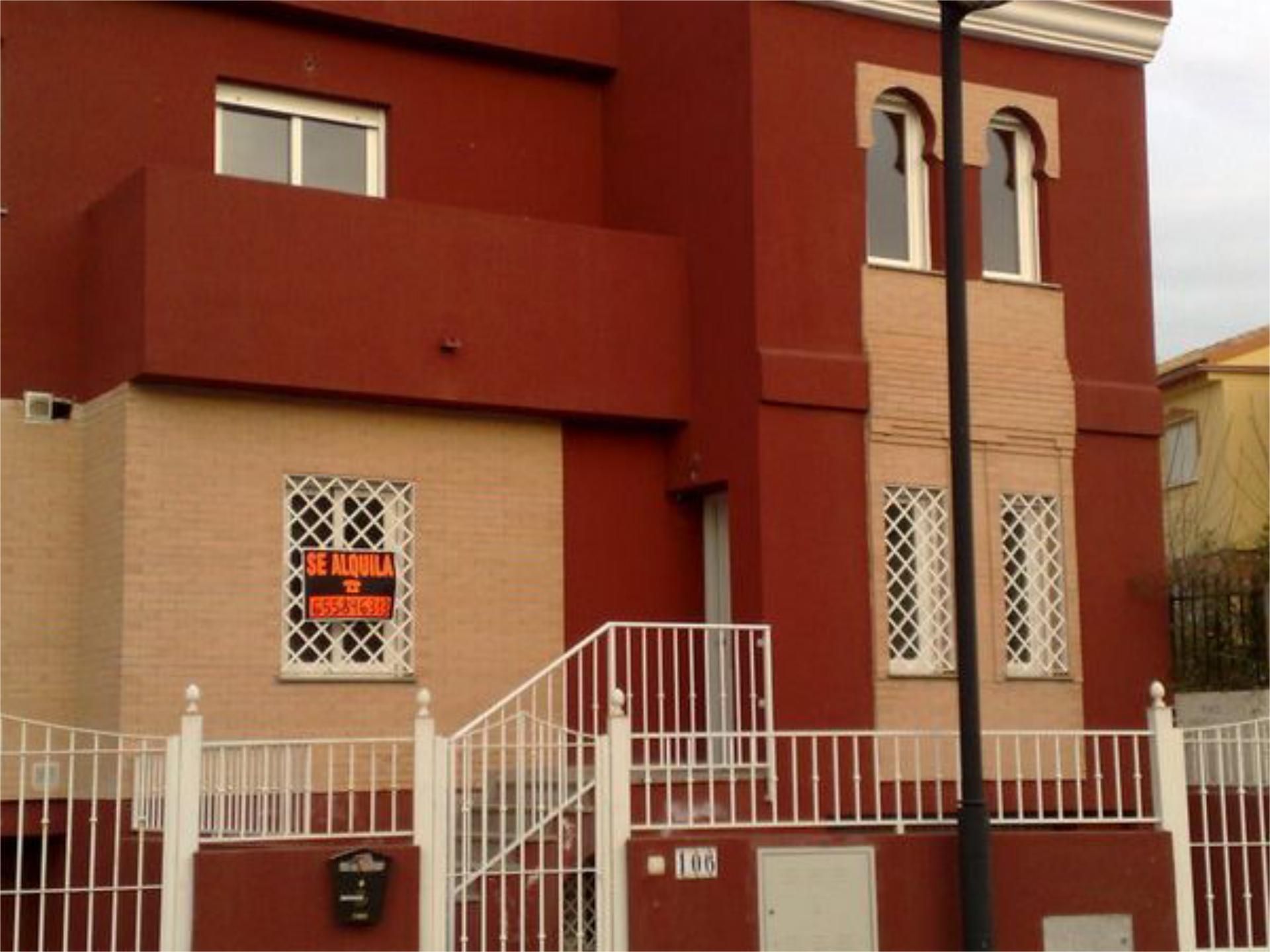 Vista exterior de Casa o xalet de lloguer en Cúllar Vega amb Terrassa i Balcó