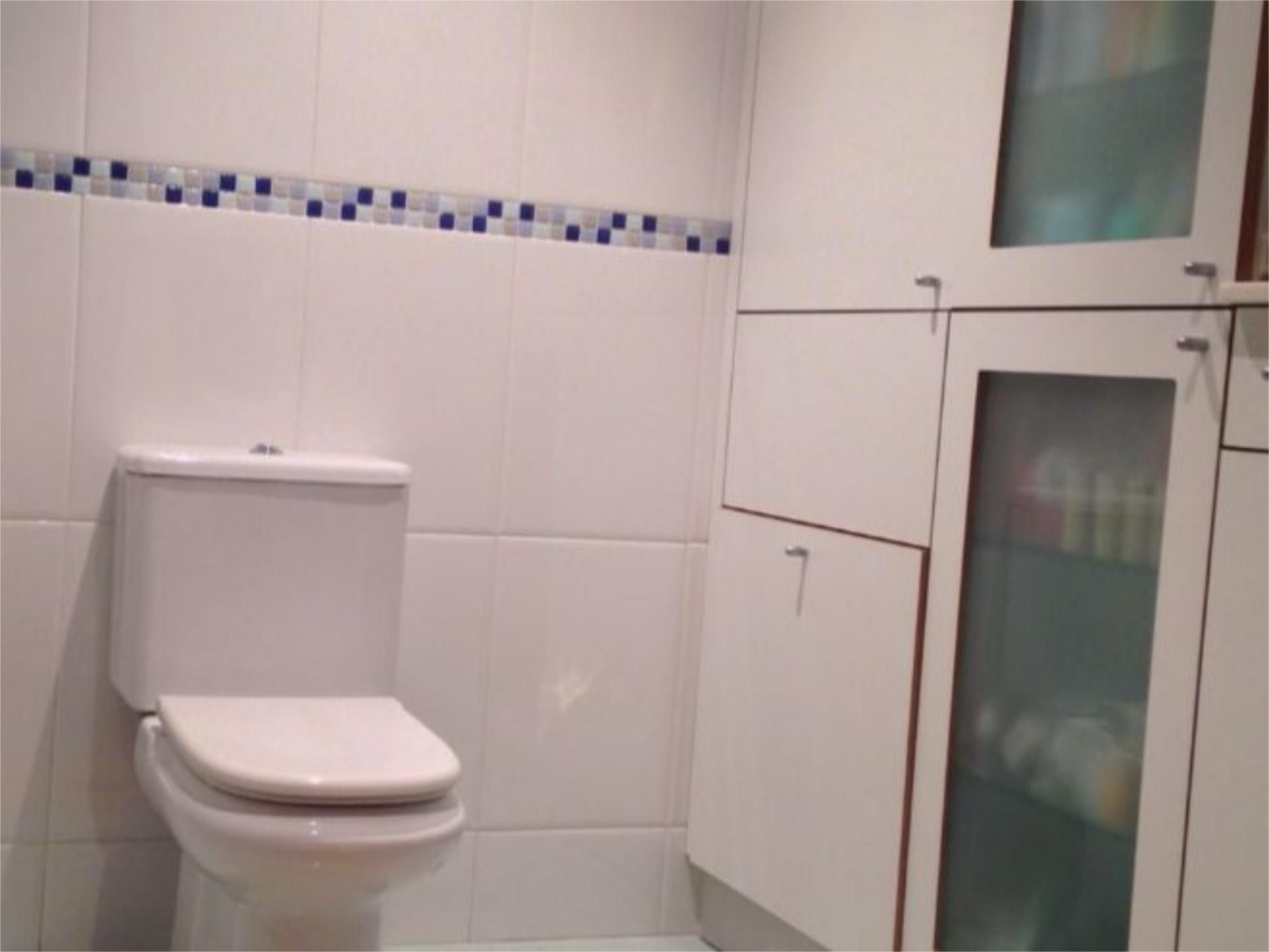 Bany de Apartament de lloguer en Carballo amb Calefacció, Traster i Moblat