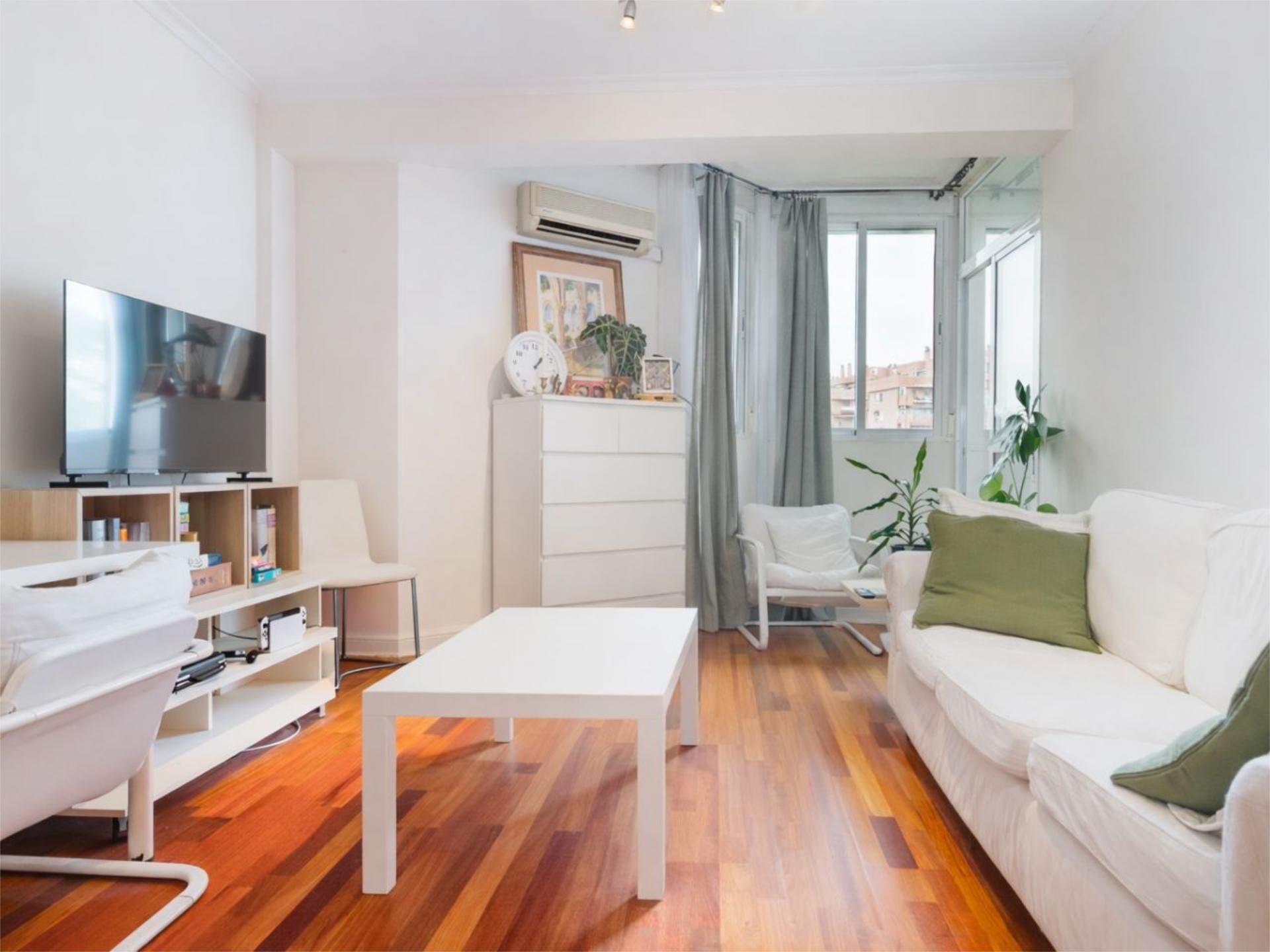 Living room of Flat for sale in  Sevilla Capital  with Air Conditioner, Parquet flooring and Terrace