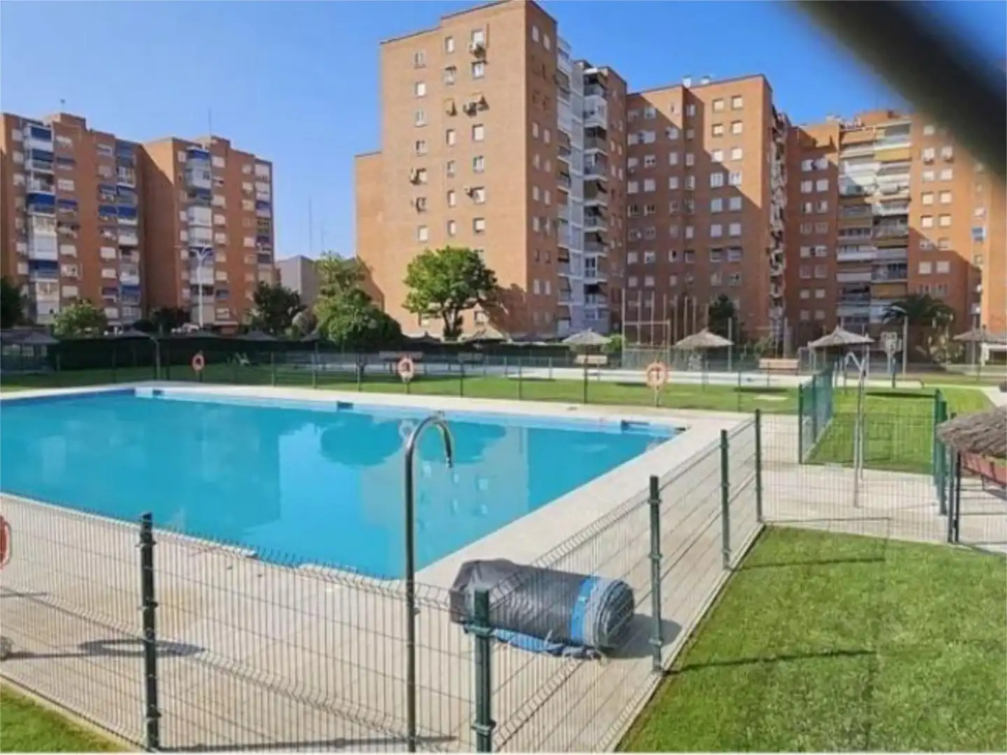 Room in Avenida del Oeste, 8, Parque Mayor Swimming pool of Flat for share in Alcorcón