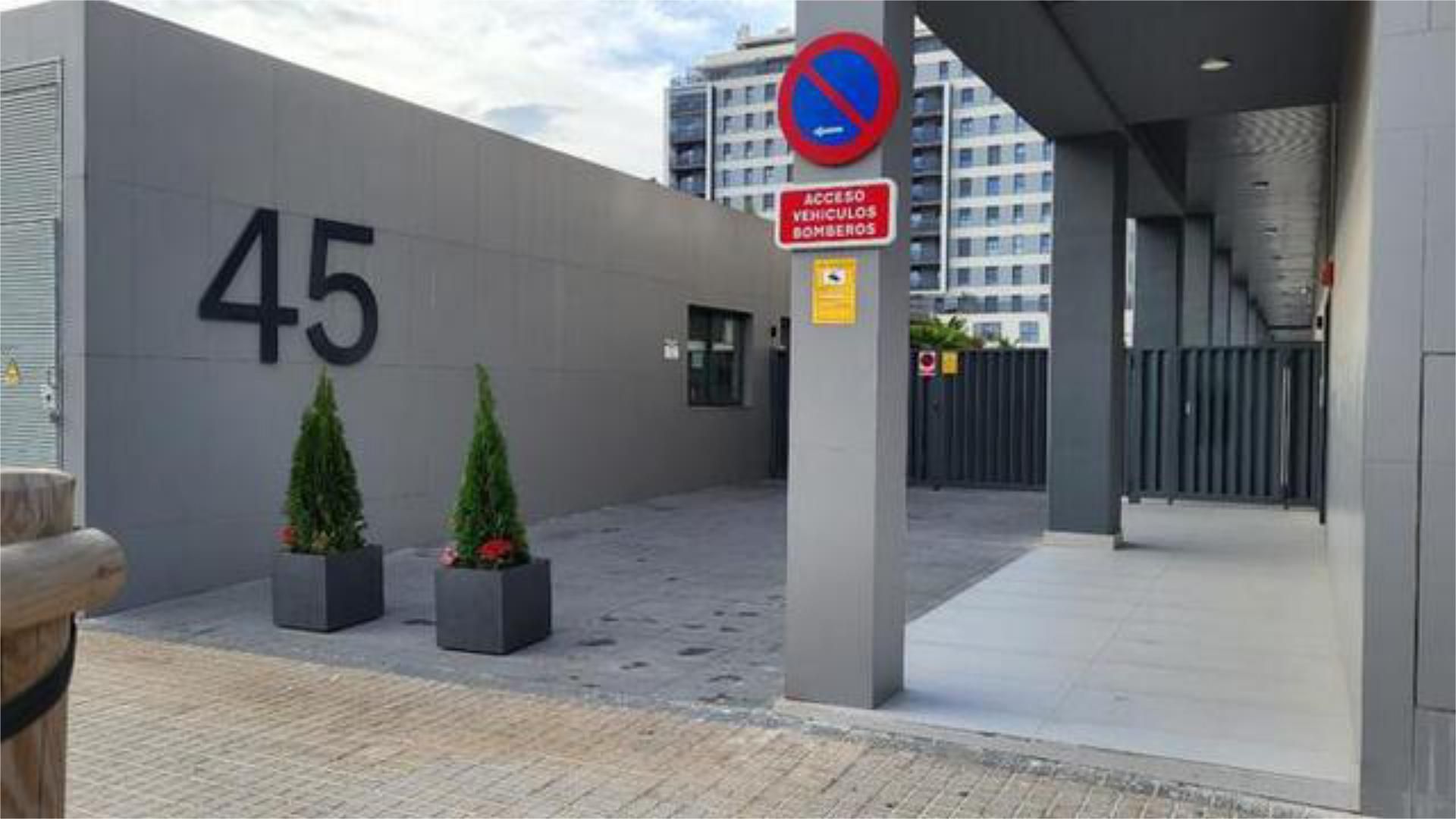 Aparcament de Estudi en venda en  Valencia Capital amb Calefacció, Piscina i Moblat