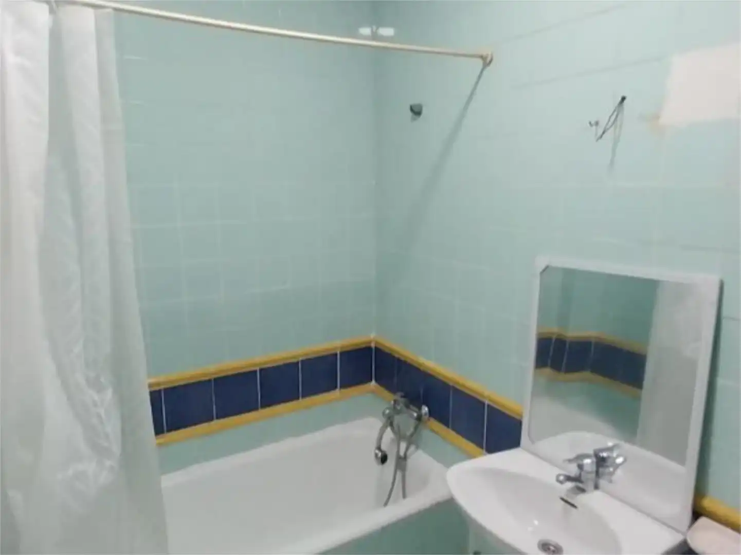 Bathroom of Flat for sale in Algeciras  with Parquet flooring and Furnished