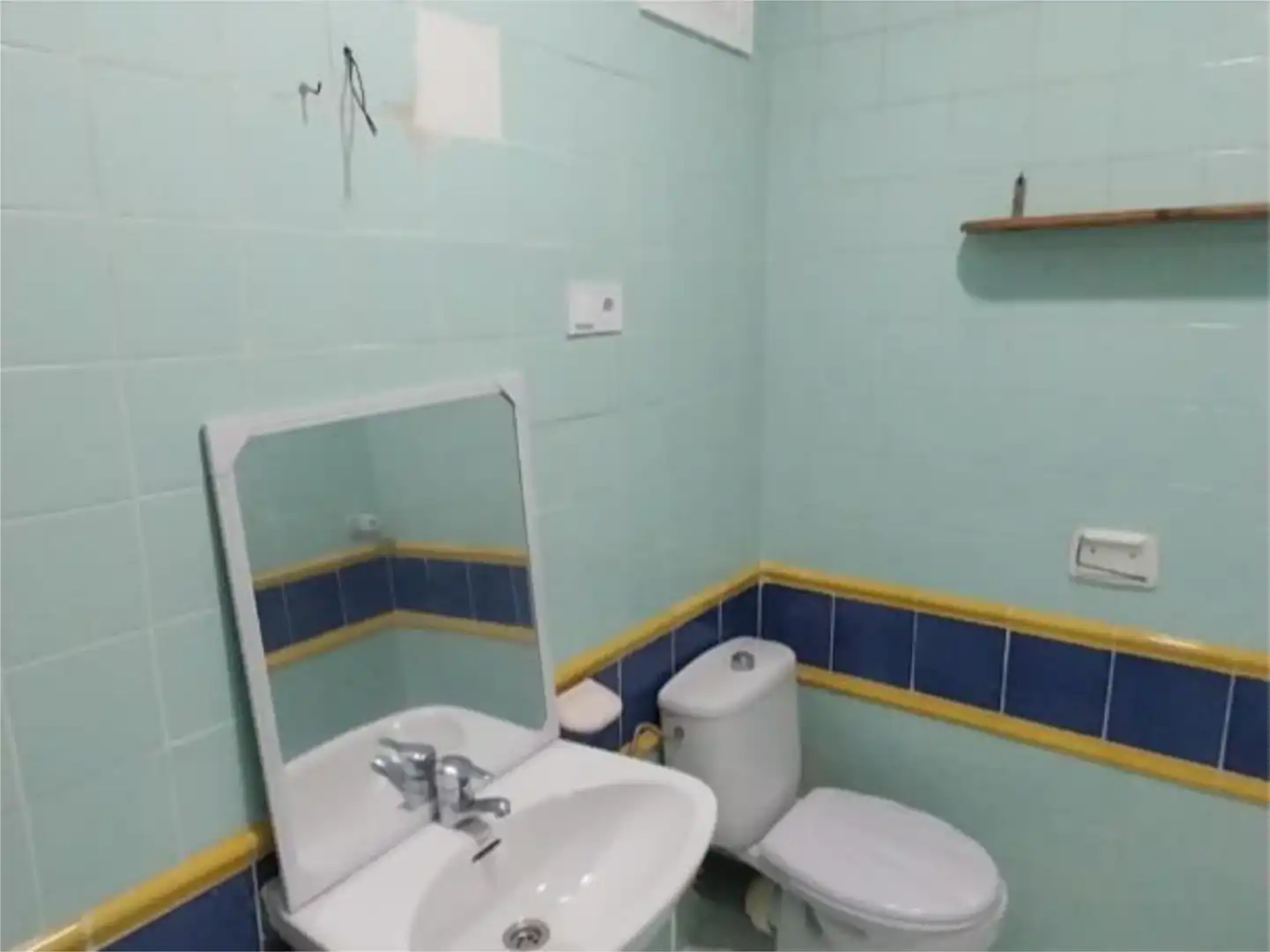 Bathroom of Flat for sale in Algeciras  with Parquet flooring and Furnished