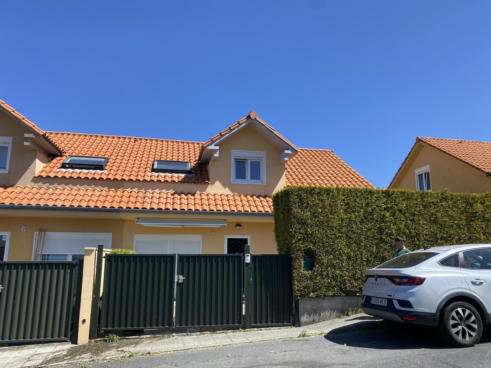 Vista exterior de Casa adosada en venda en A Coruña Capital  amb Terrassa