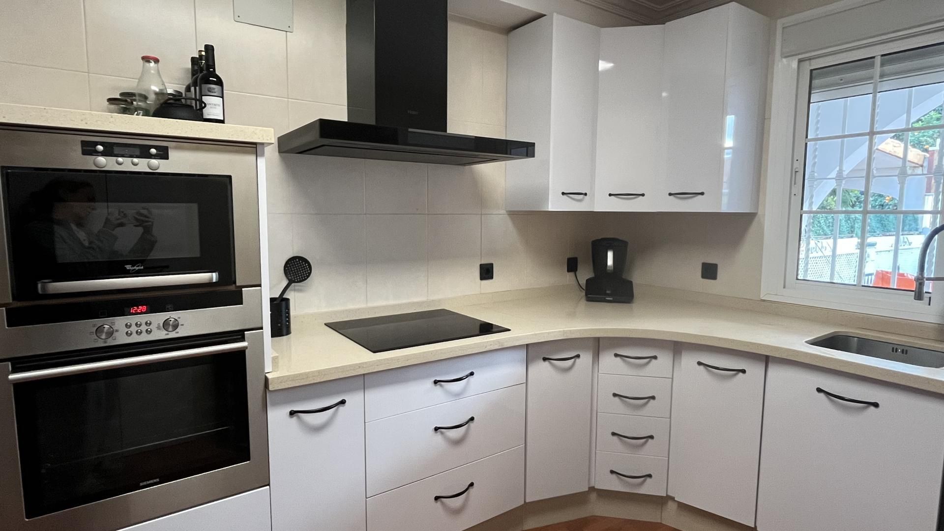 Single-family semi-detached to rent in Urbadiez - Entrepuentes