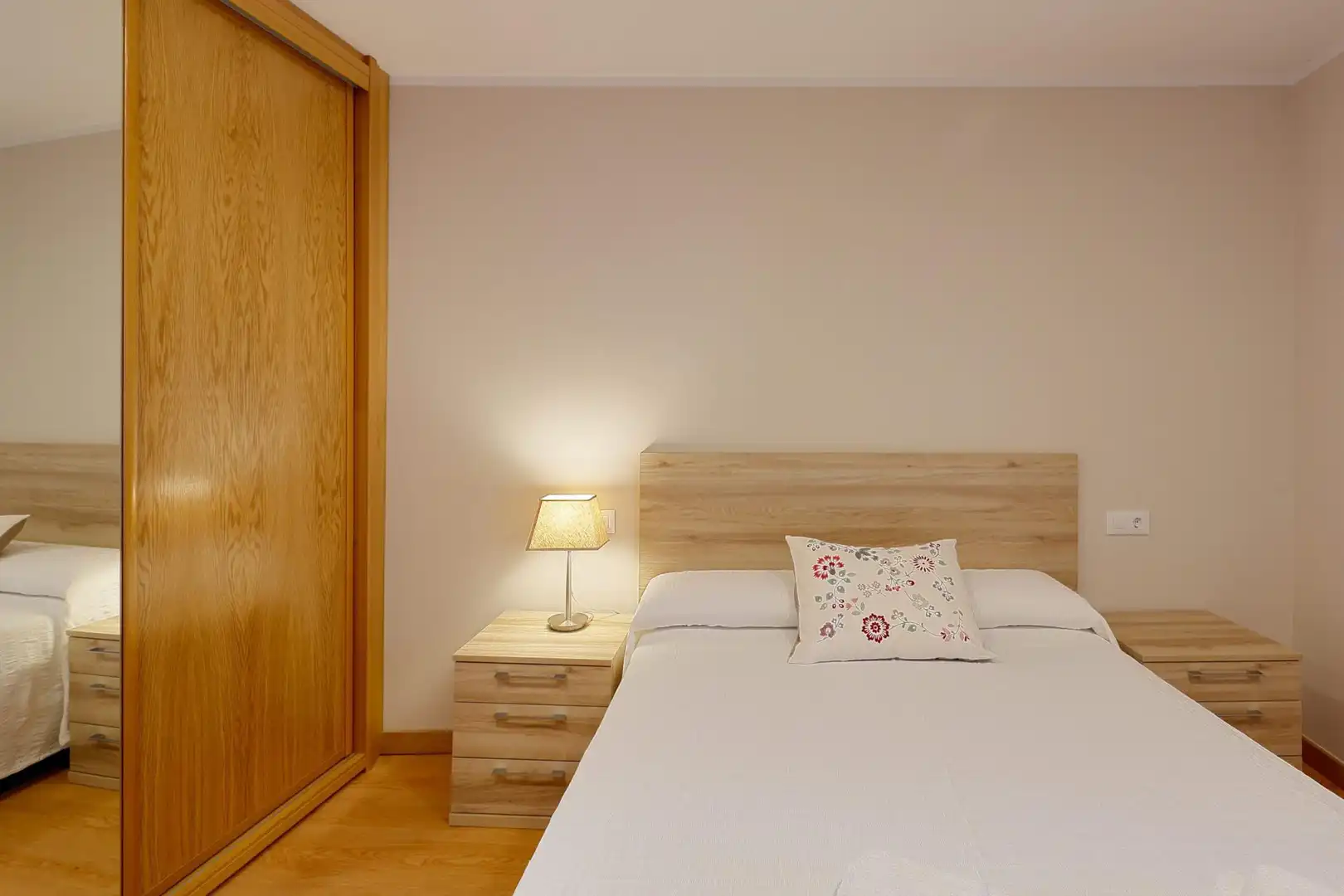 Einfamilien-Reihenhaus zum Verkauf in Lugar Sotu, 63, Piloña Schlafzimmer von Einfamilien-Reihenhaus zum Verkauf in Piloña mit Terrasse und Balkon