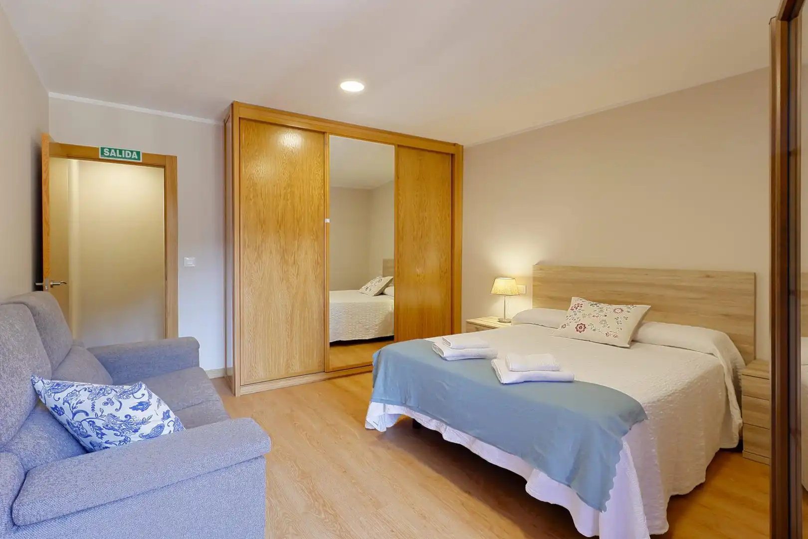 Einfamilien-Reihenhaus zum Verkauf in Lugar Sotu, 63, Piloña Schlafzimmer von Einfamilien-Reihenhaus zum Verkauf in Piloña mit Terrasse und Balkon
