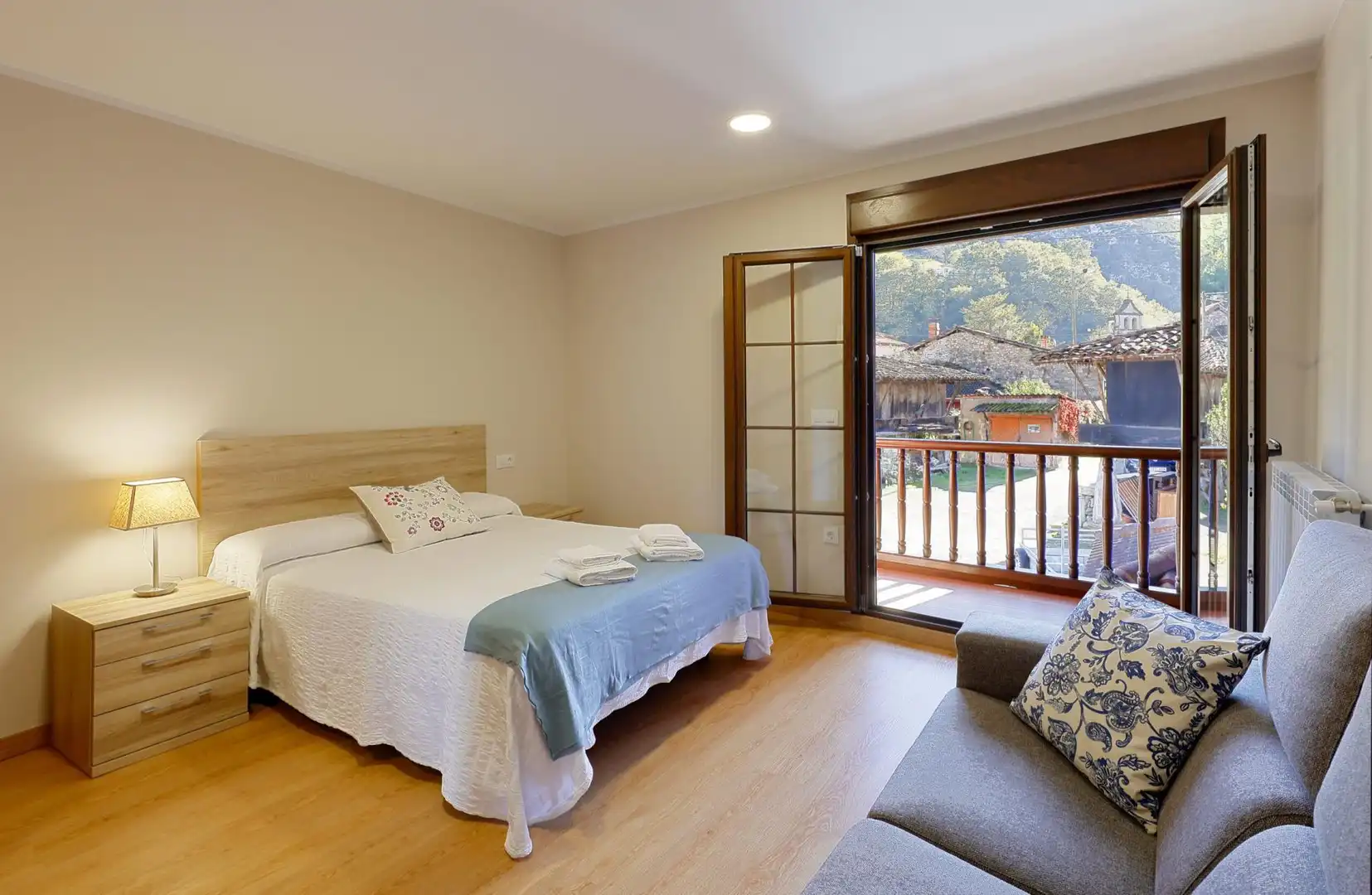 Einfamilien-Reihenhaus zum Verkauf in Lugar Sotu, 63, Piloña Schlafzimmer von Einfamilien-Reihenhaus zum Verkauf in Piloña mit Terrasse und Balkon