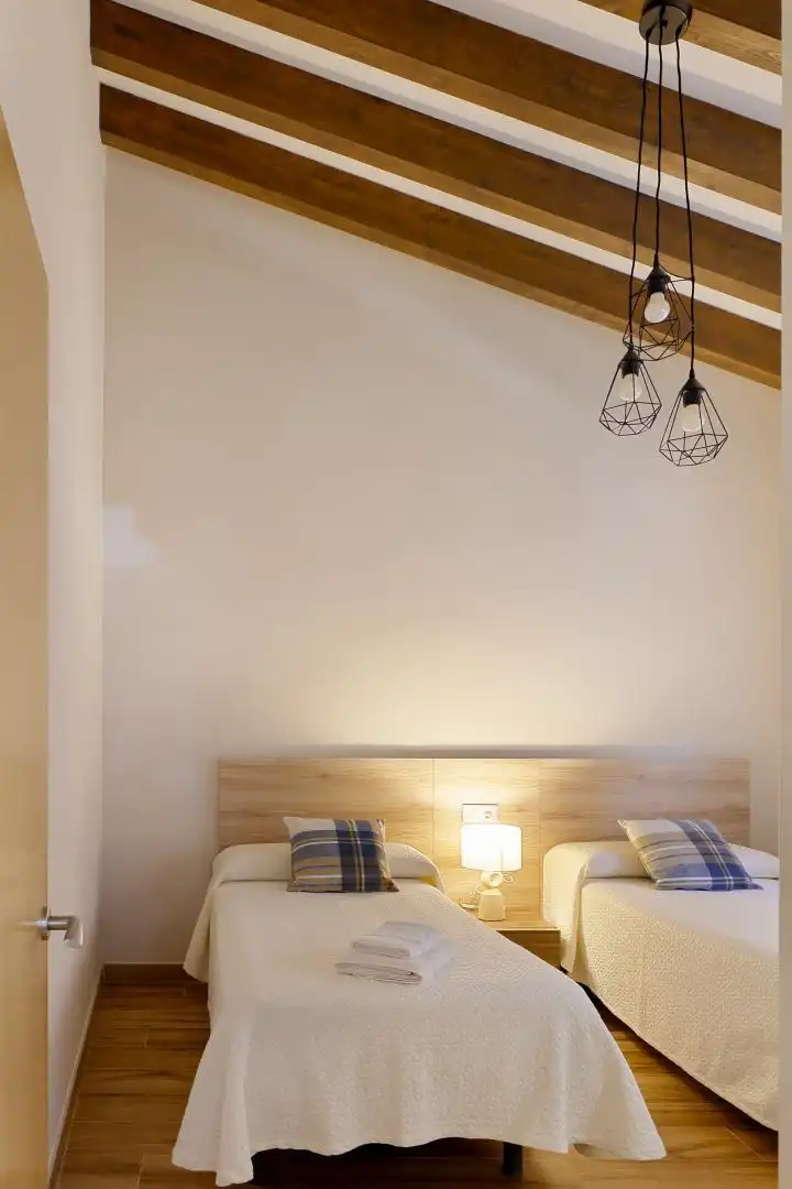 Einfamilien-Reihenhaus zum Verkauf in Lugar Sotu, 63, Piloña Schlafzimmer von Einfamilien-Reihenhaus zum Verkauf in Piloña mit Terrasse und Balkon