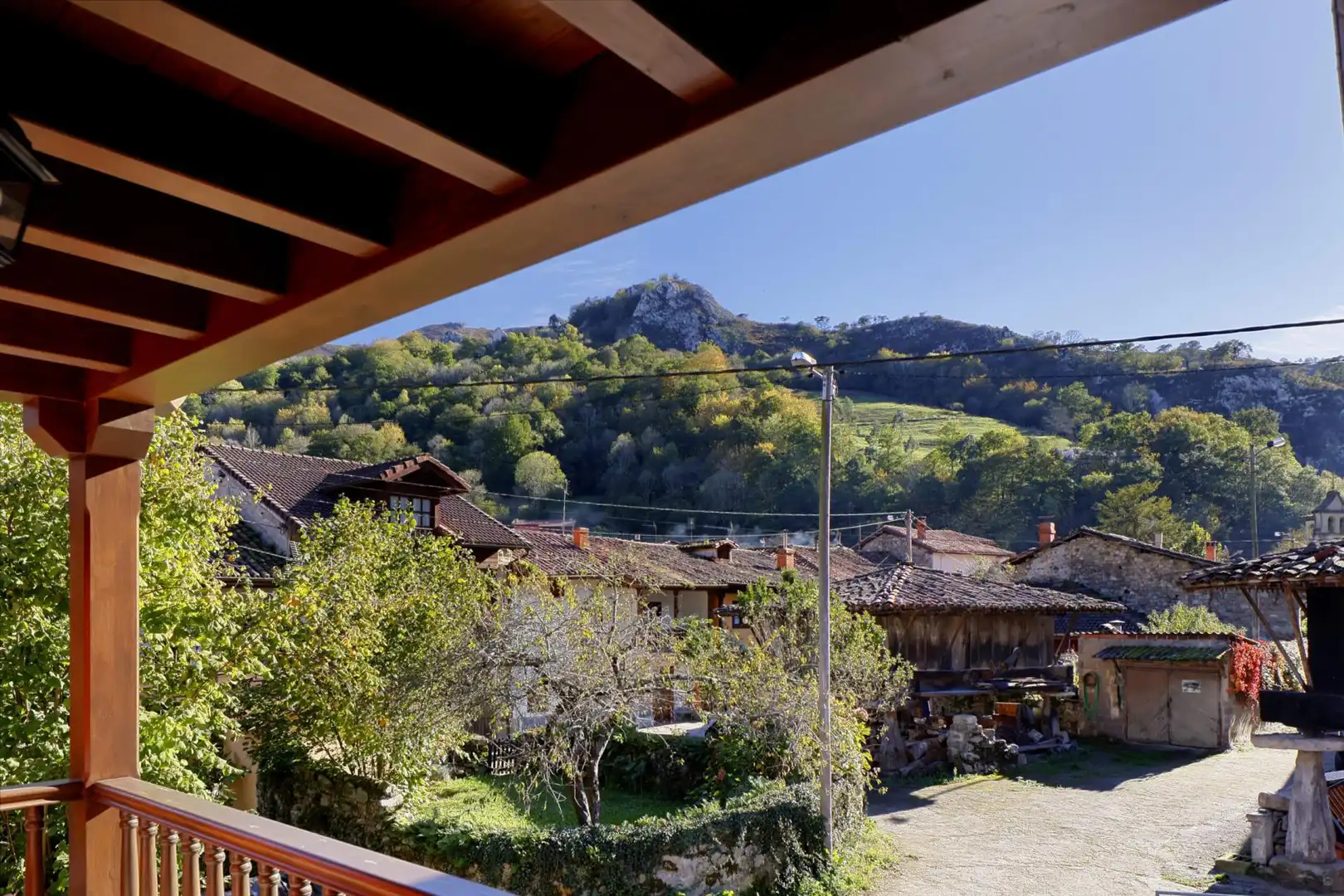 Einfamilien-Reihenhaus zum Verkauf in Lugar Sotu, 63, Piloña Außenansicht von Einfamilien-Reihenhaus zum Verkauf in Piloña mit Terrasse und Balkon