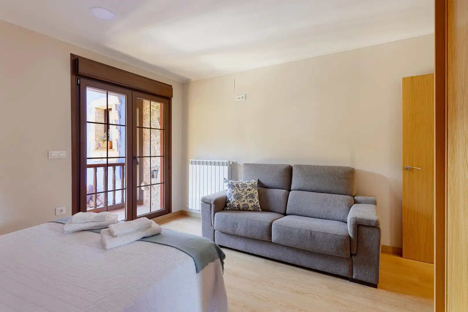 Einfamilien-Reihenhaus zum Verkauf in Lugar Sotu, 63, Piloña Schlafzimmer von Einfamilien-Reihenhaus zum Verkauf in Piloña mit Terrasse und Balkon