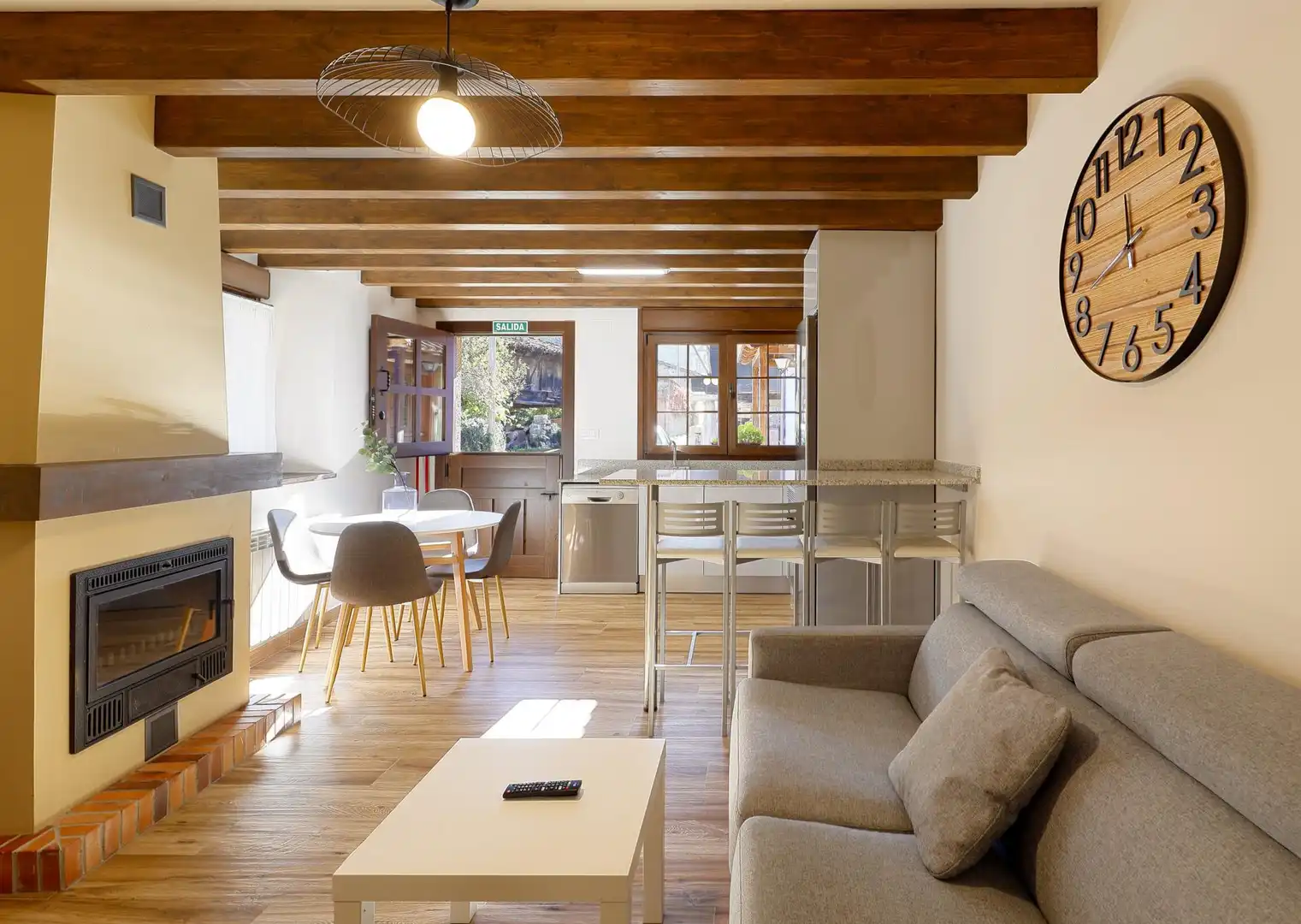 Einfamilien-Reihenhaus zum Verkauf in Lugar Sotu, 63, Piloña Wohnzimmer von Einfamilien-Reihenhaus zum Verkauf in Piloña mit Terrasse und Balkon