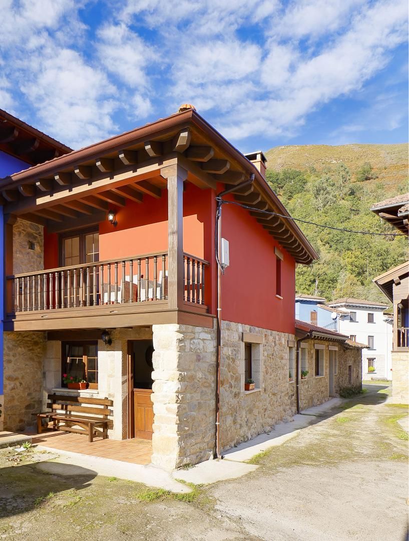 Exterior view of Single-family semi-detached for sale in Piloña  with Terrace and Balcony