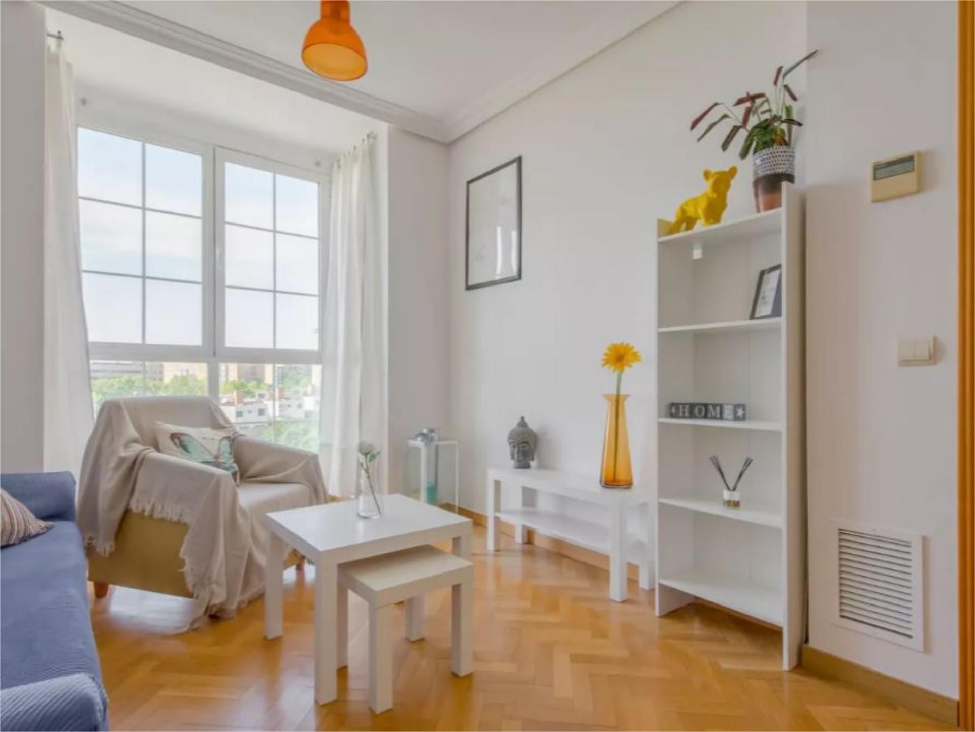 Pis de lloguer a Calle del Peso Hispano, 6, PAU de Carabanchel Sala d'estar de Pis de lloguer en Madrid Capital amb Aire condicionat i Piscina