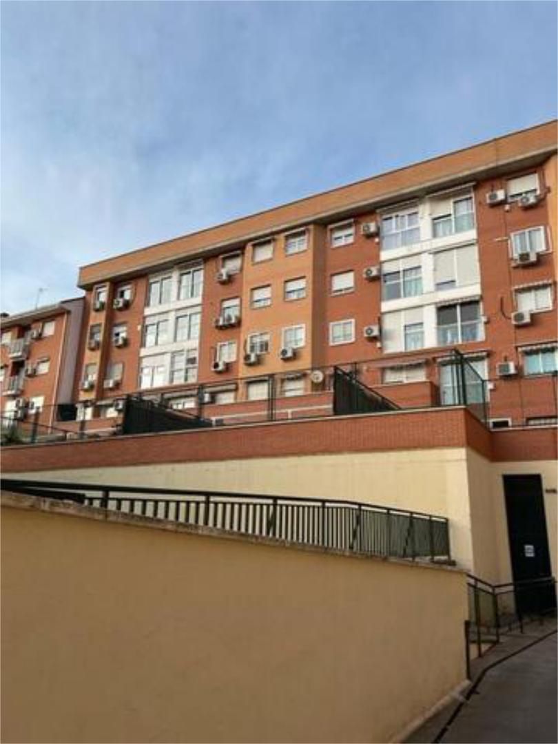 Vista exterior de Pis en venda en Parla amb Calefacció, Jardí privat i Traster