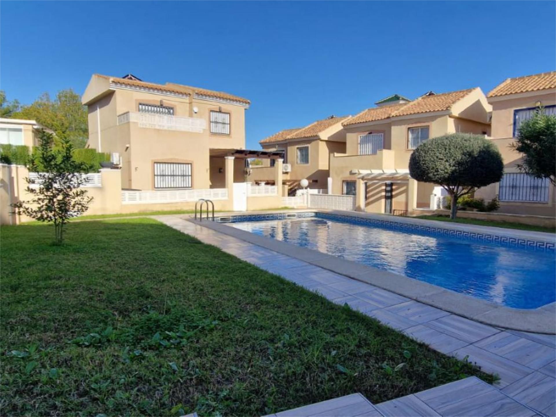 Vista exterior de Casa o xalet de lloguer en Orihuela amb Aire condicionat, Jardí privat i Terrassa