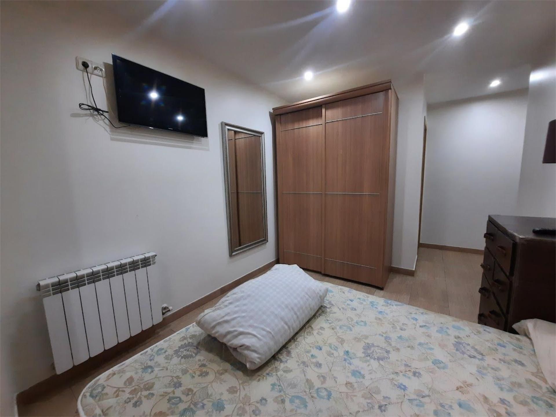 Bedroom of Flat to share in  Logroño  with Heating, Parquet flooring and Furnished