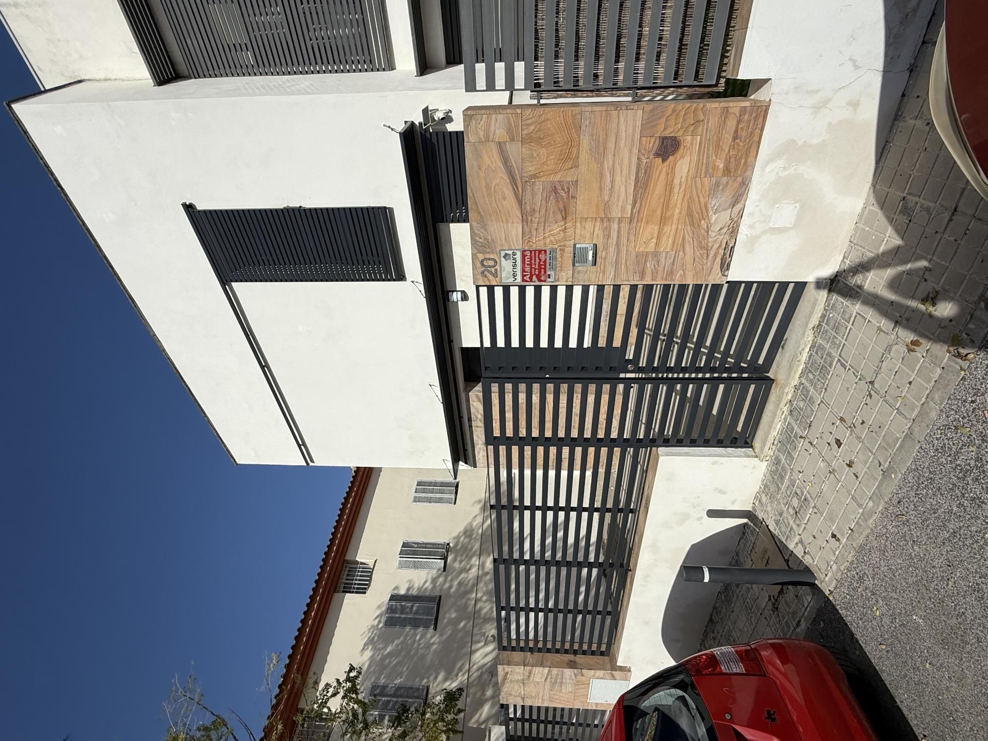 Vista exterior de Casa adosada en venda en Salteras amb Aire condicionat, Terrassa i Balcó