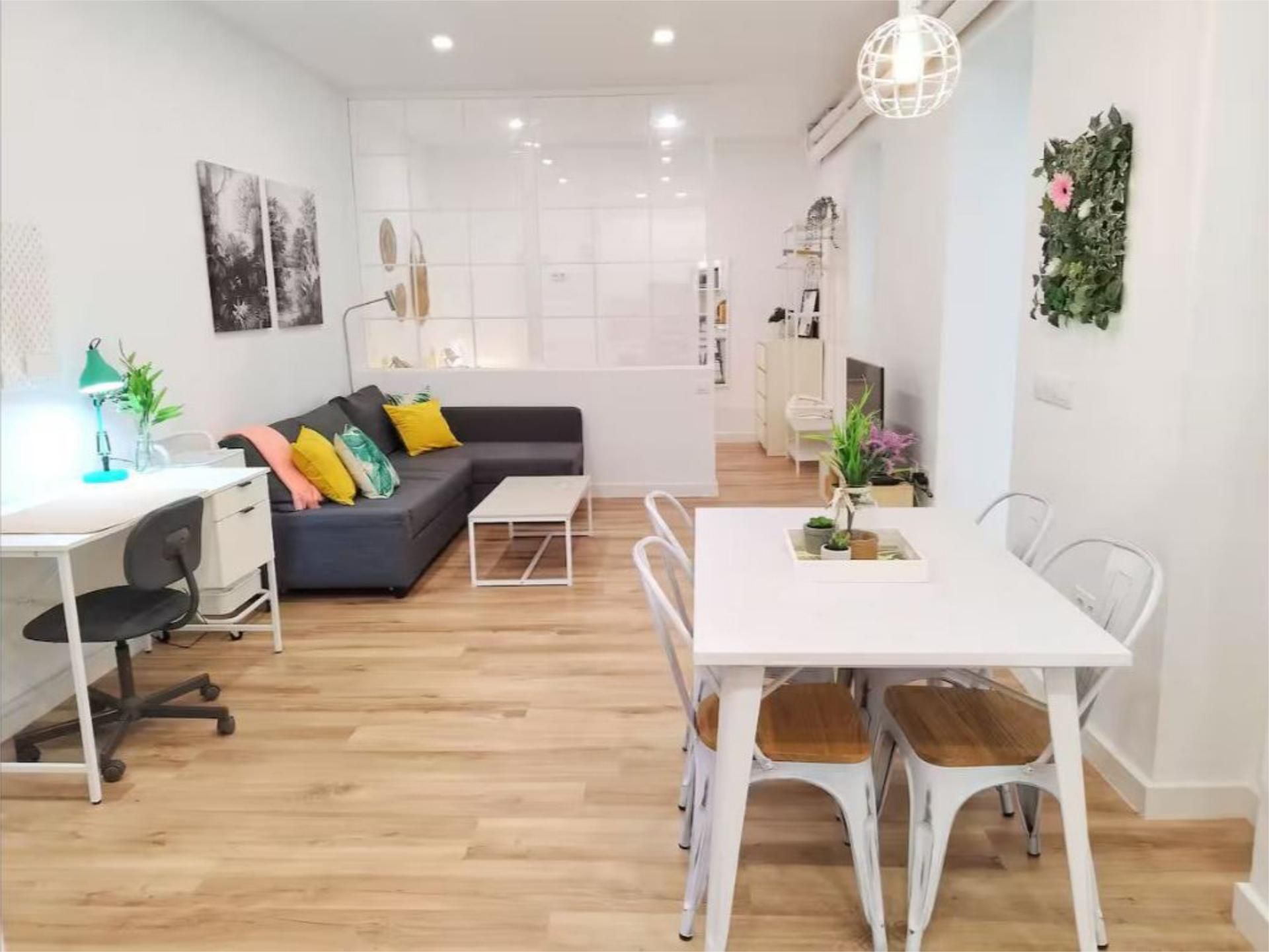 Sala d'estar de Apartament de lloguer en  Madrid Capital amb Calefacció, Parquet i Moblat