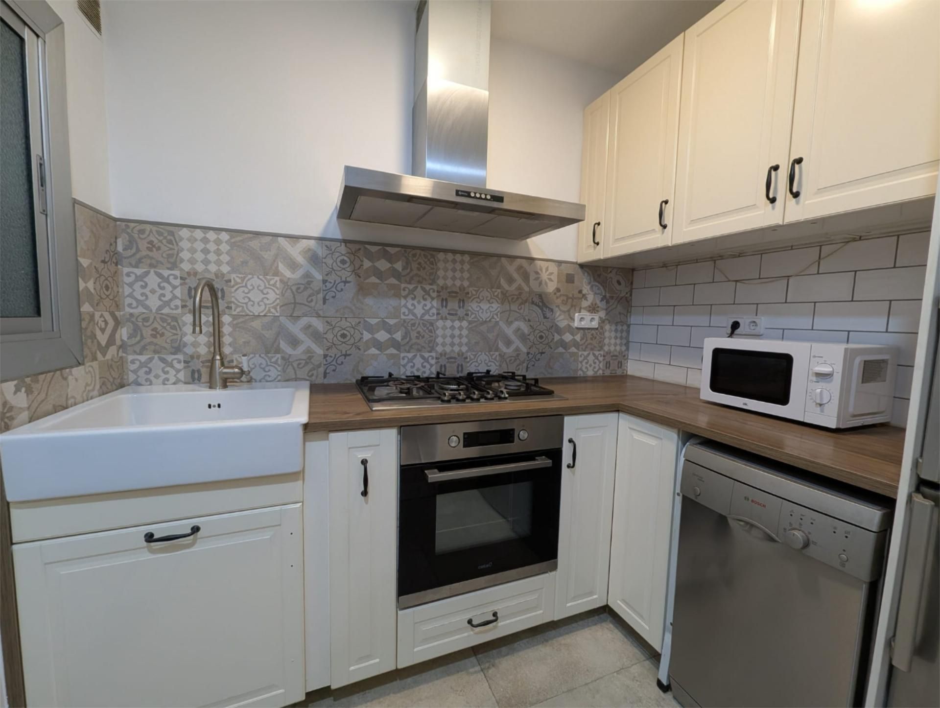 Cuina de Pis de lloguer en  Barcelona Capital amb Calefacció, Parquet i Moblat