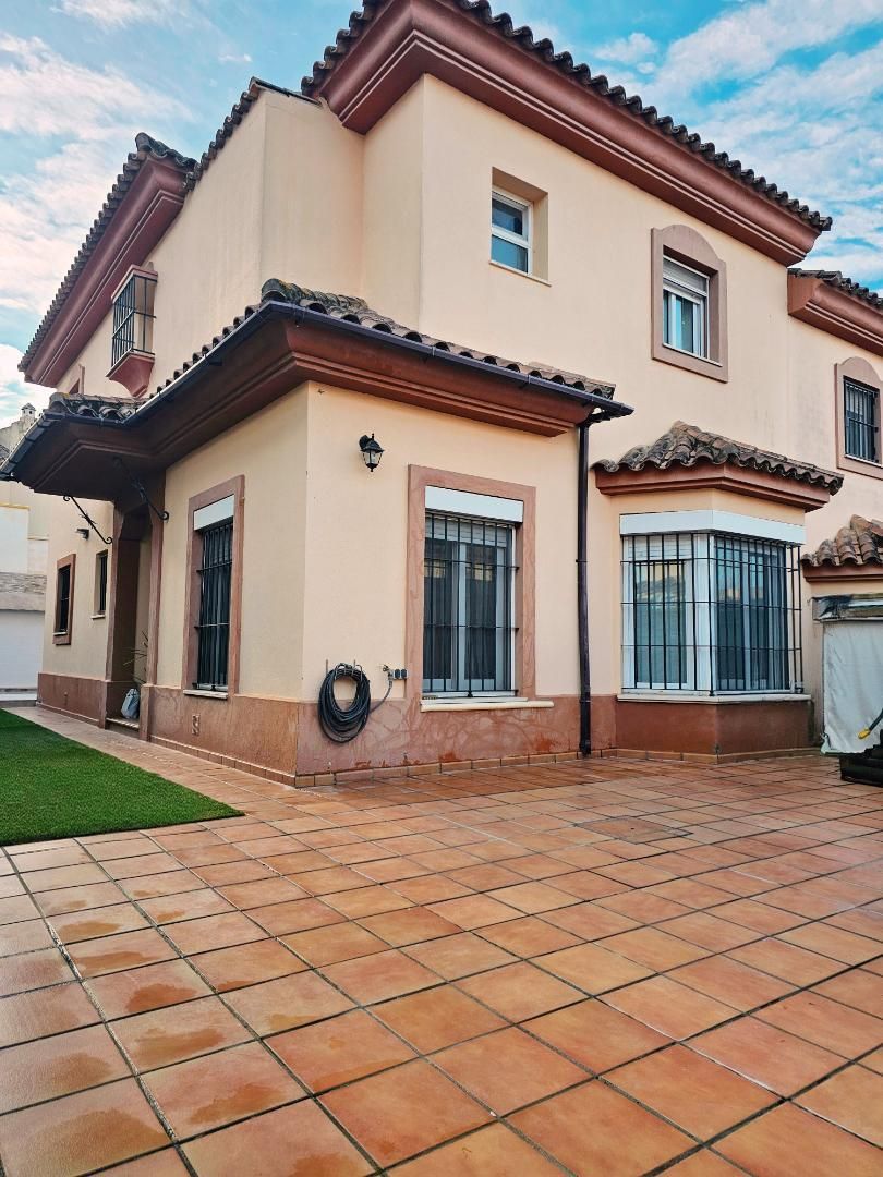 Casa o xalet en venda a Calle Albania, 22, Puertas del sur - Guadabajaque Vista exterior de Casa o xalet en venda en Jerez de la Frontera