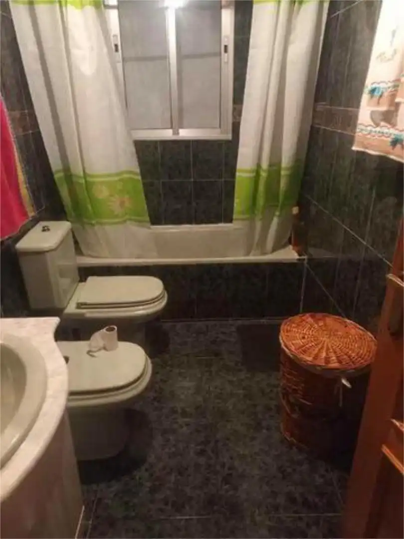 Piso en venta en Fuenlabrada de los Montes Baño de Piso en venta en Fuenlabrada de los Montes con Terraza, Trastero y Amueblado