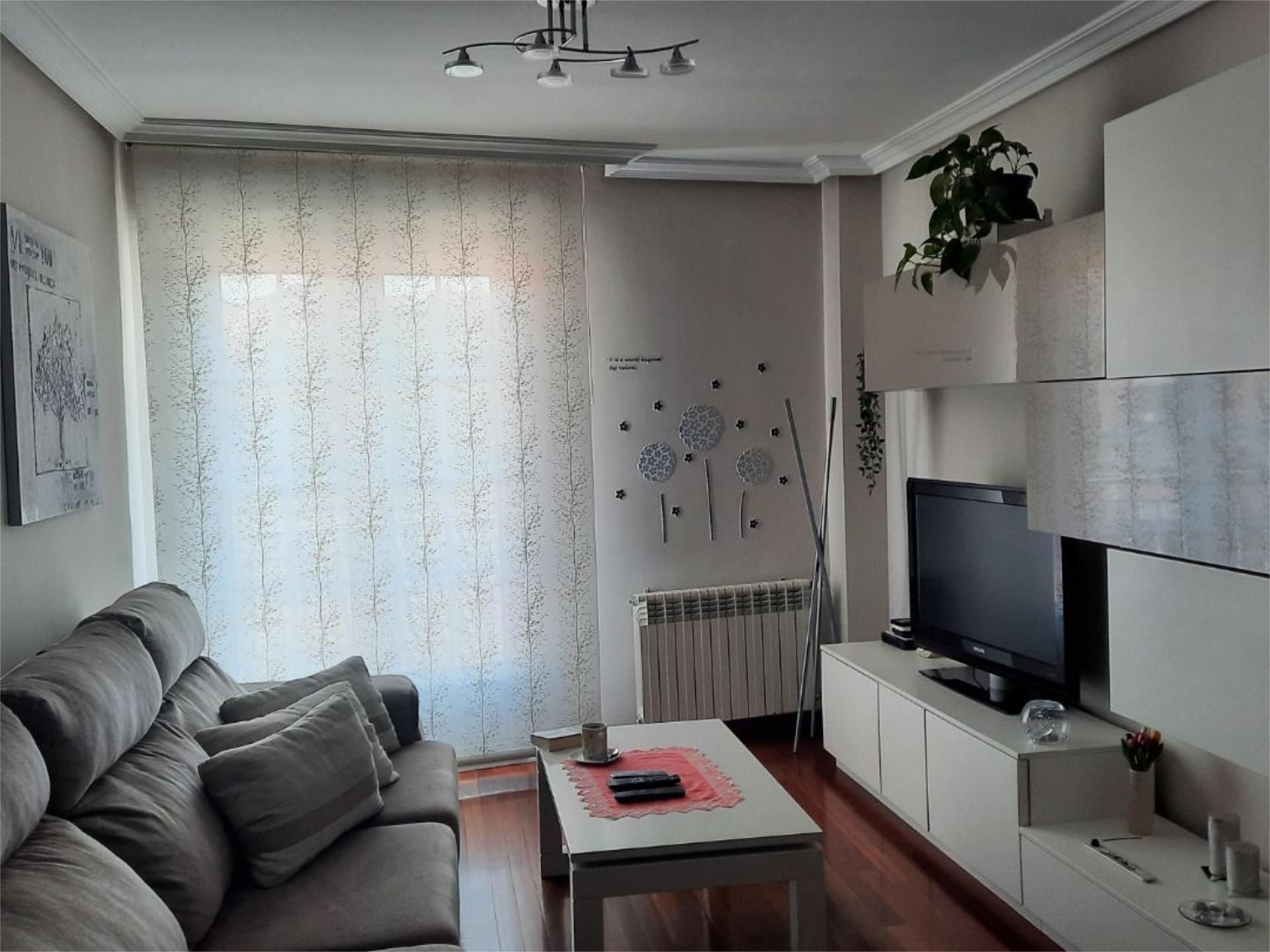 Sala d'estar de Pis en venda en Valladolid Capital amb Calefacció, Jardí privat i Parquet