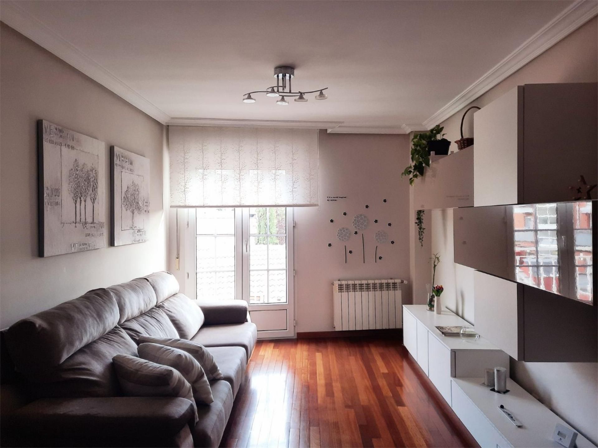 Piso en venta en Calle Álamos, 13, Girón Sala de estar de Piso en venta en Valladolid Capital con Calefacción, Jardín privado y Parquet