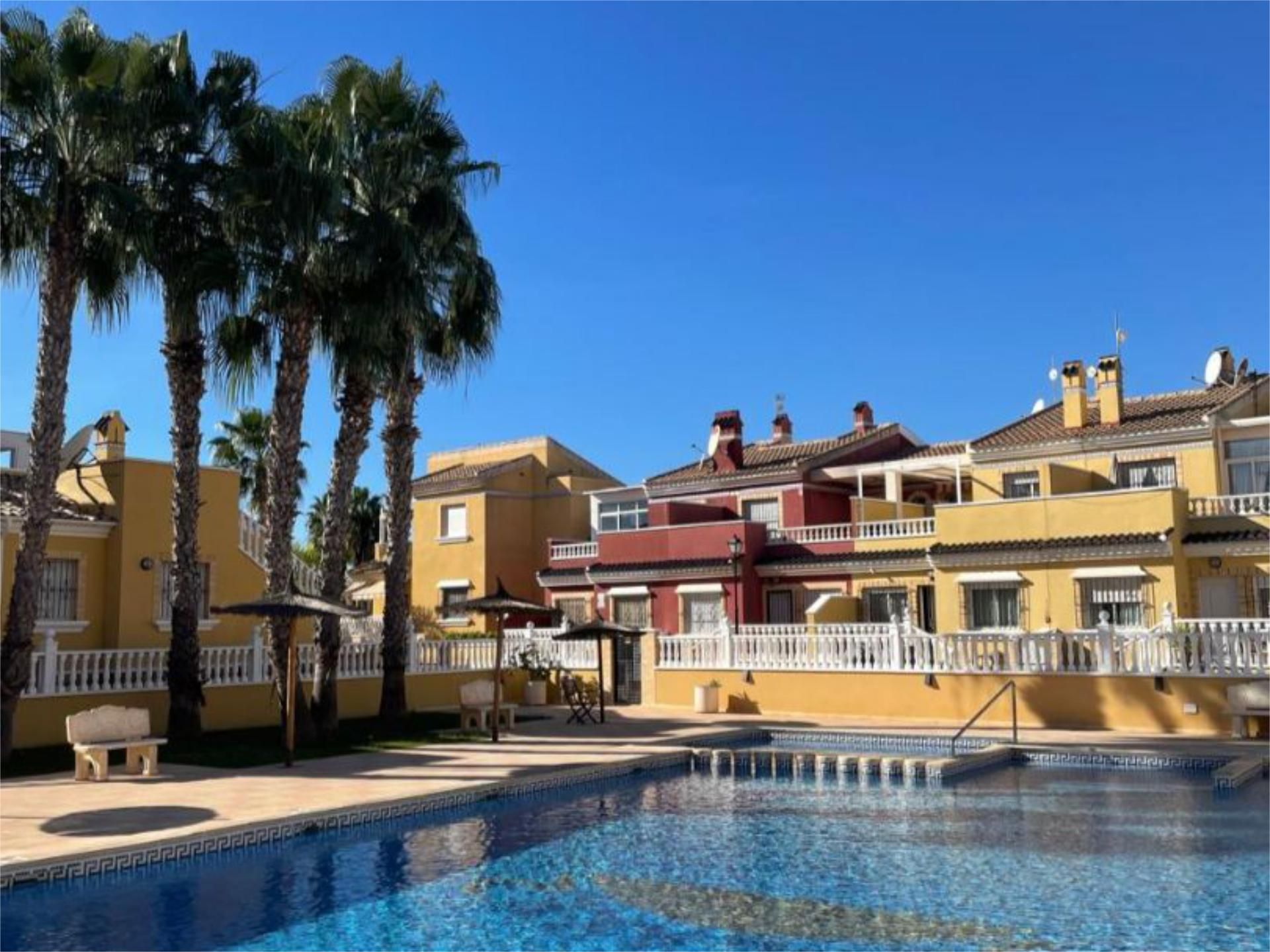 Casa adosada en venda a Calle las Garzas, 2, Zona Carrefour - Urbanizaciones Vista exterior de Casa adosada en venda en Torrevieja amb Aire condicionat, Terrassa i Piscina