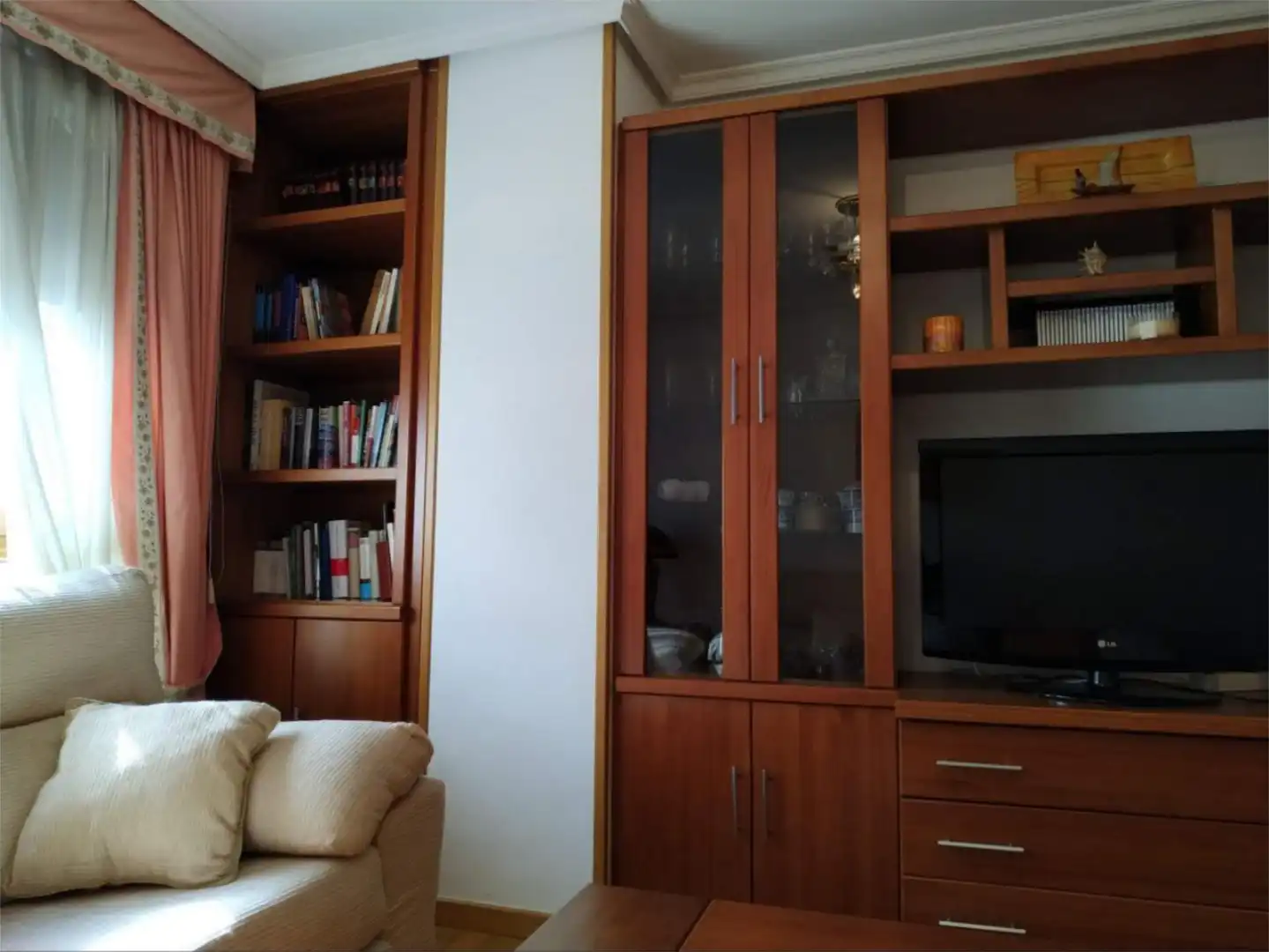 Piso en venta en Calle Arribes del Duero, 2, Hospital Nuevo Sala de estar de Piso en venta en Valladolid con Calefacción, Jardín privado y Parquet