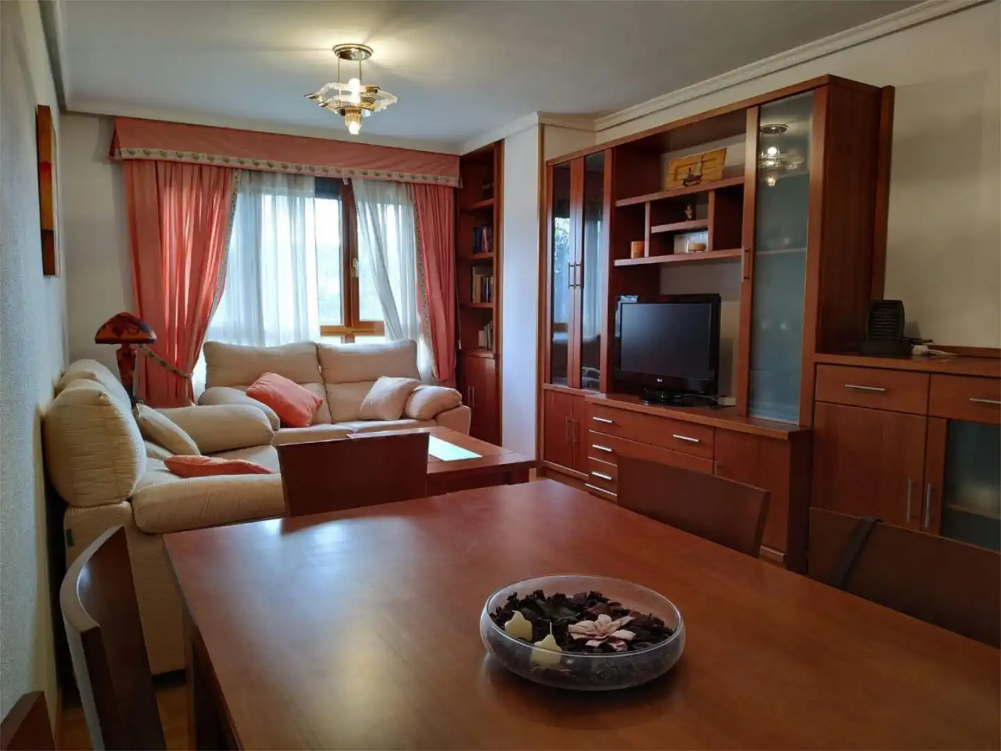 Piso en venta en Calle Arribes del Duero, 2, Hospital Nuevo Sala de estar de Piso en venta en Valladolid con Calefacción, Jardín privado y Parquet
