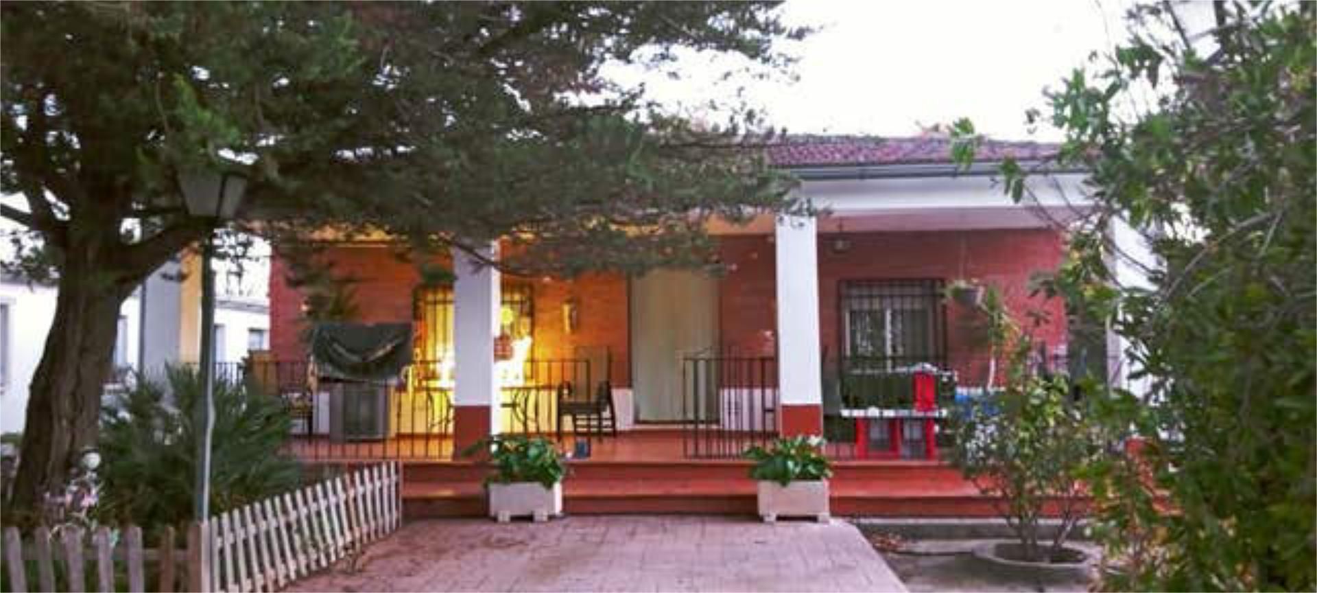 Vista exterior de Casa adosada en venda en Carrión de Calatrava amb Calefacció, Jardí privat i Terrassa