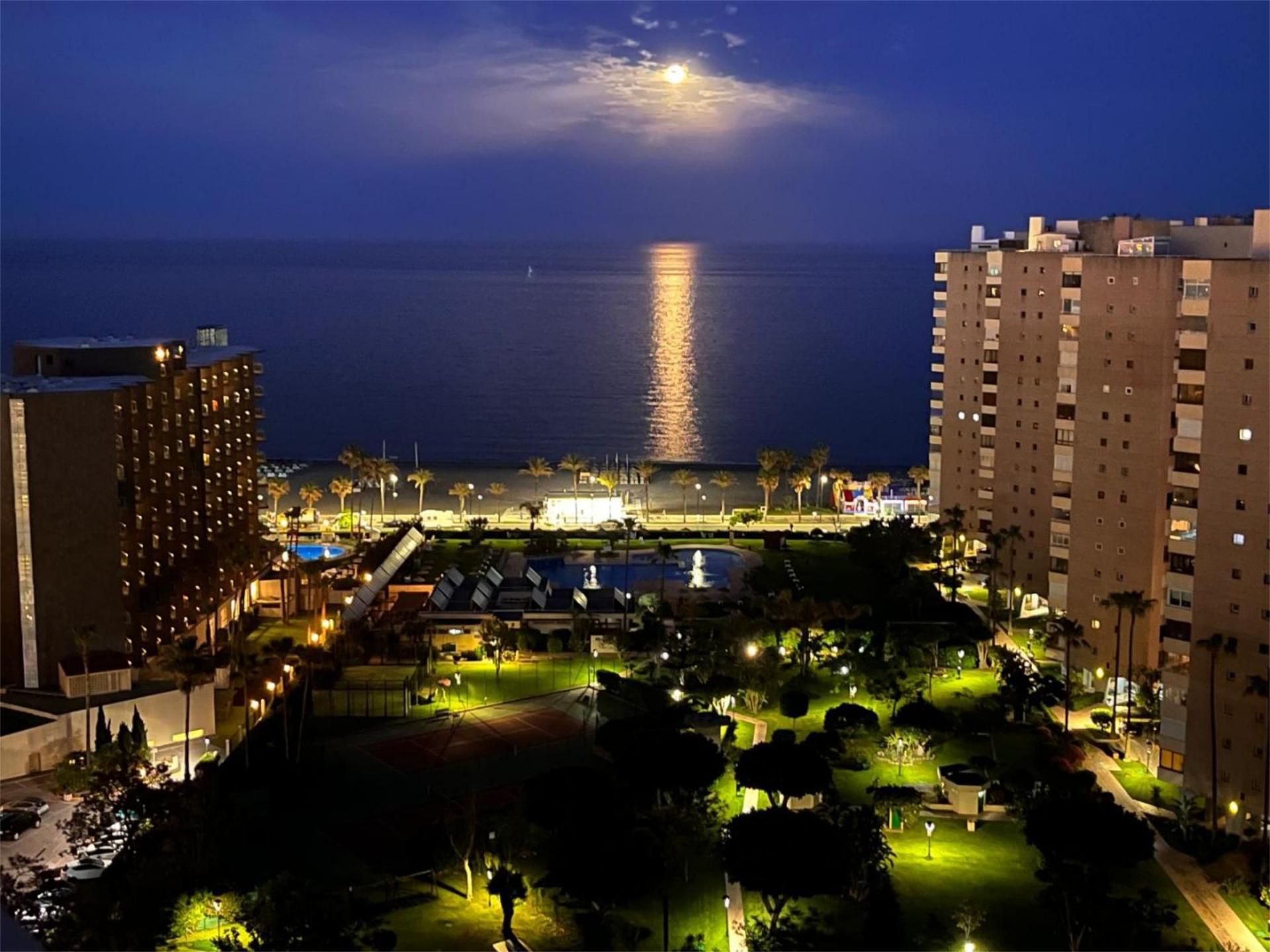 Àtic de lloguer a Paseo del Colorado, 24, Playamar - Benyamina Vista exterior de Àtic de lloguer en Torremolinos amb Aire condicionat, Calefacció i Jardí privat