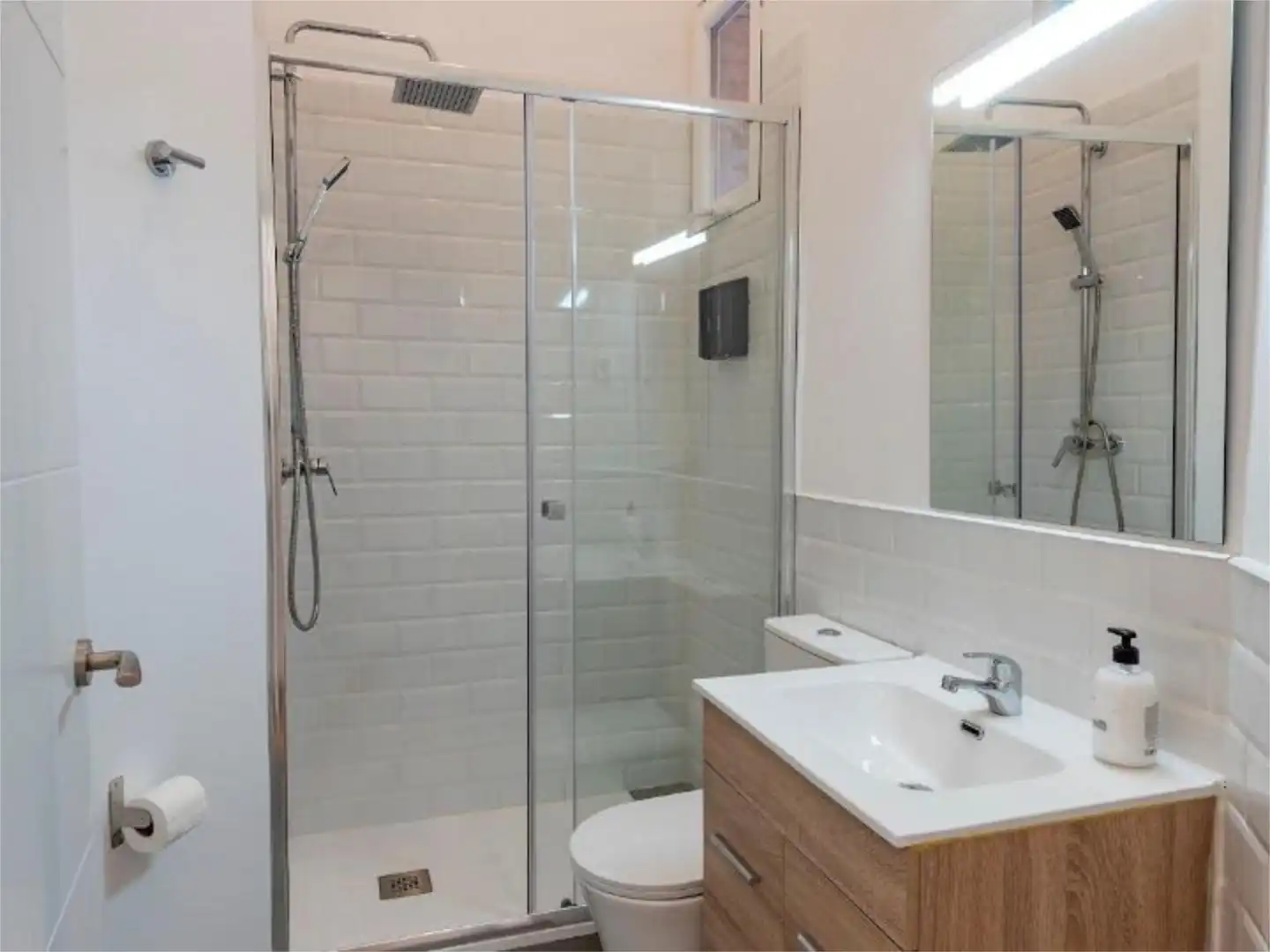 Piso en venta en Calle del Espinar, 7, Vista Alegre Baño de Piso en venta en Madrid con Calefacción y Amueblado