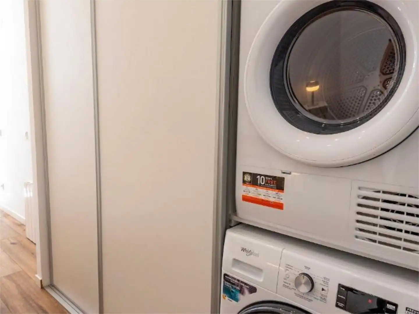 Piso en venta en Calle del Espinar, 7, Vista Alegre Habitación de Piso en venta en Madrid con Calefacción y Amueblado