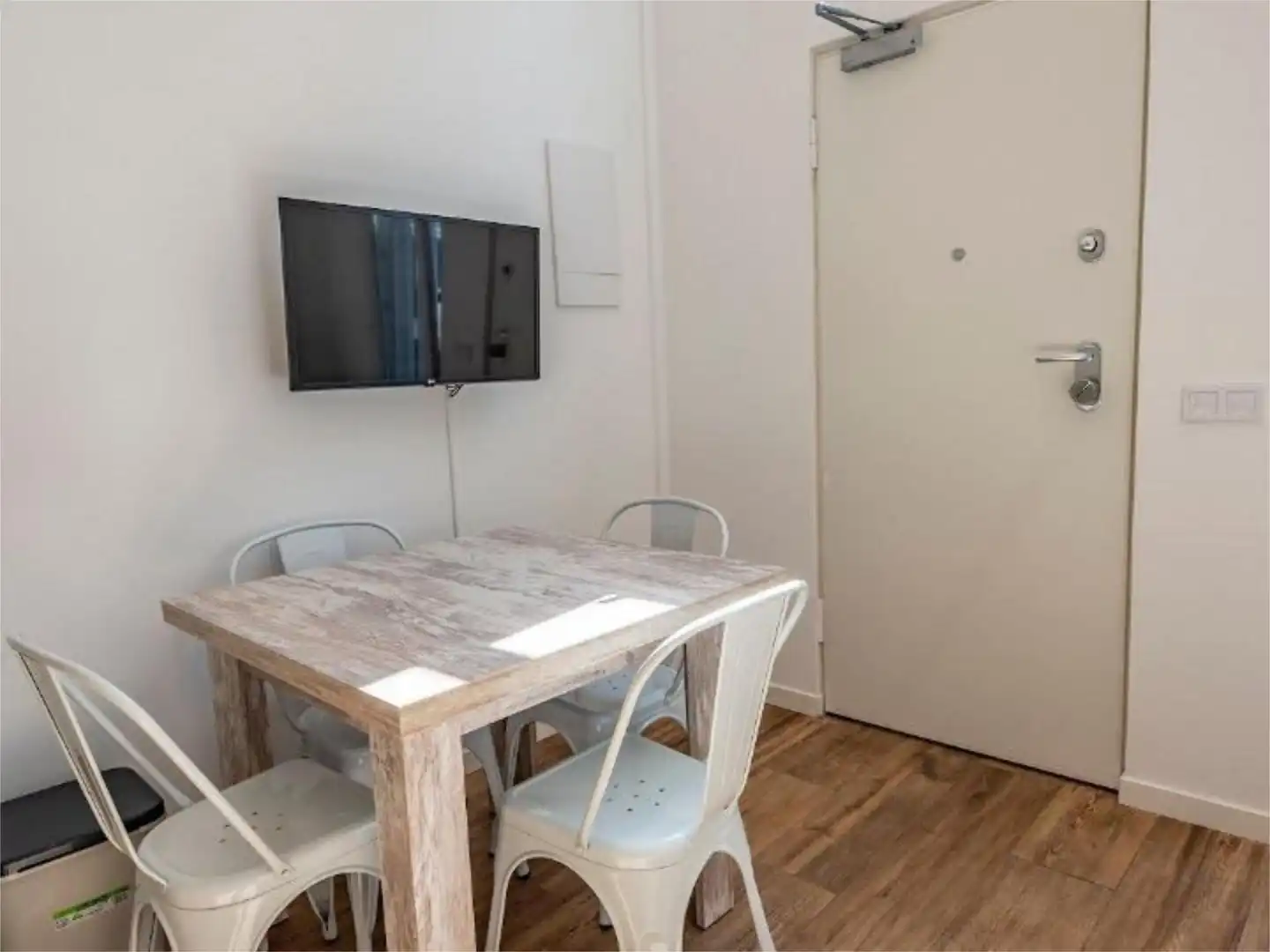 Piso en venta en Calle del Espinar, 7, Vista Alegre Comedor de Piso en venta en Madrid con Calefacción y Amueblado