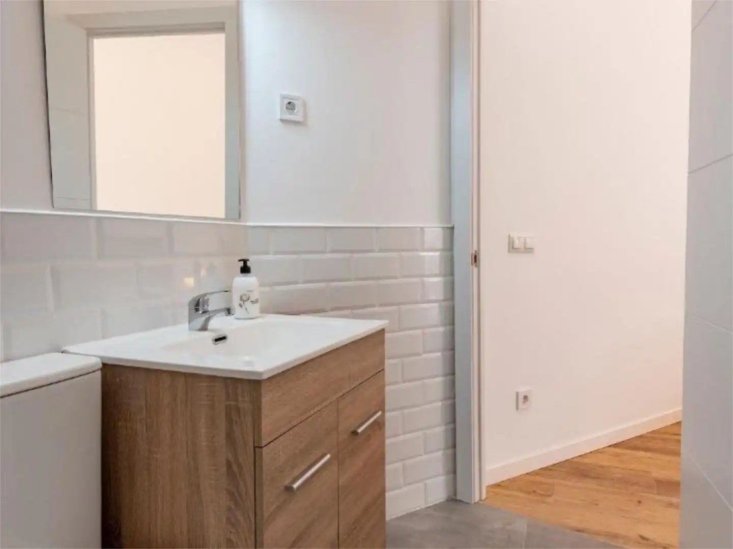 Piso en venta en Calle del Espinar, 7, Vista Alegre Baño de Piso en venta en Madrid con Calefacción y Amueblado