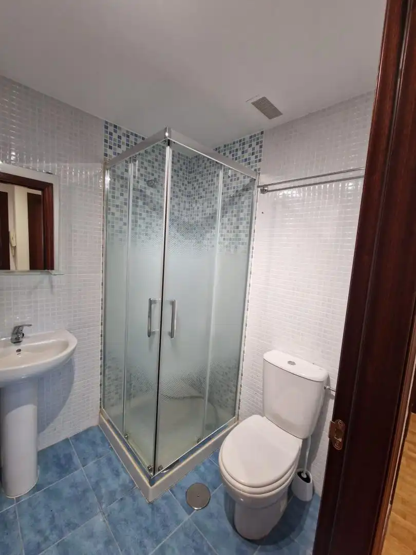 Badezimmer von Wohnung zum Verkauf in Langreo mit Balkon