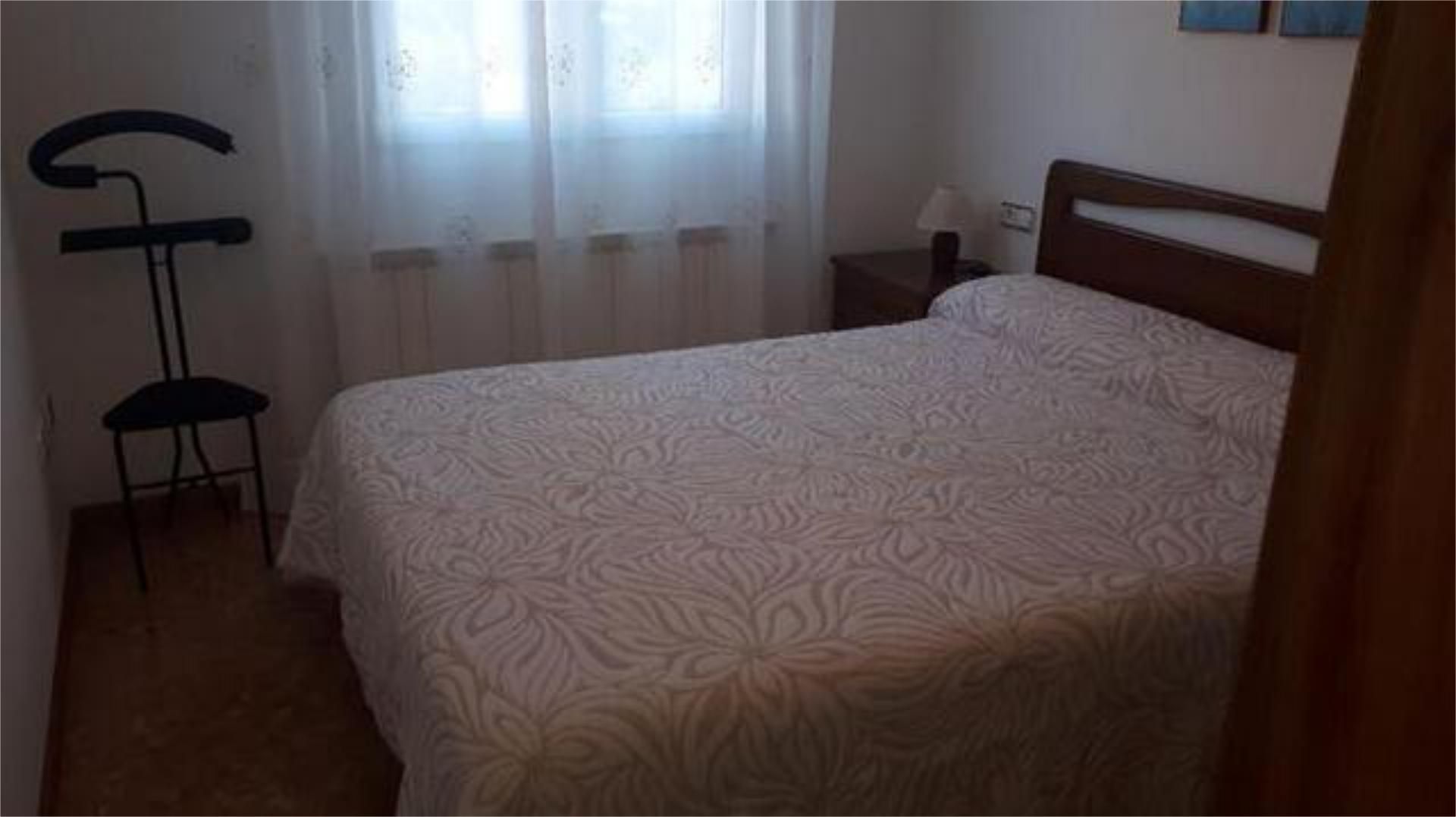 Dormitori de Apartament de lloguer en  Teruel Capital amb Calefacció, Terrassa i Traster