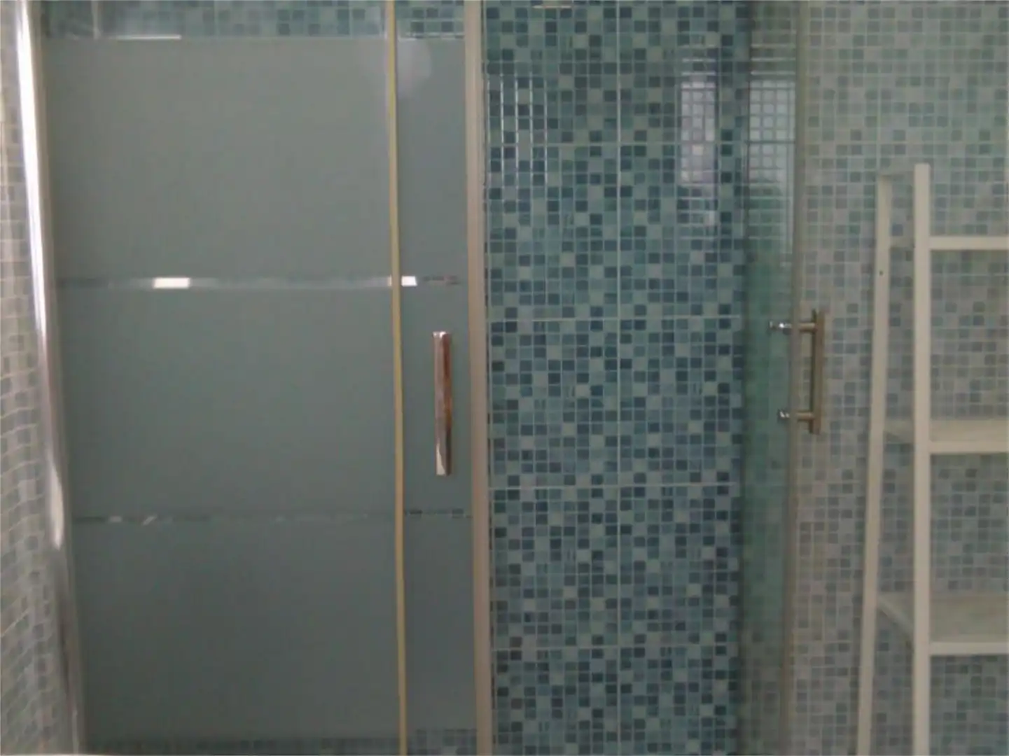 Room in Calle de Juan Pablo Bonet, 2, Ruiseñores Bathroom of Flat for share in Zaragoza with Heating and Furnished