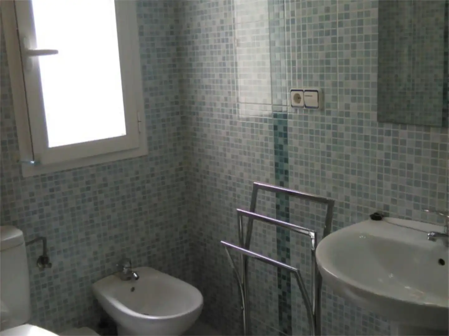 Room in Calle de Juan Pablo Bonet, 2, Ruiseñores Bathroom of Flat for share in Zaragoza with Heating and Furnished