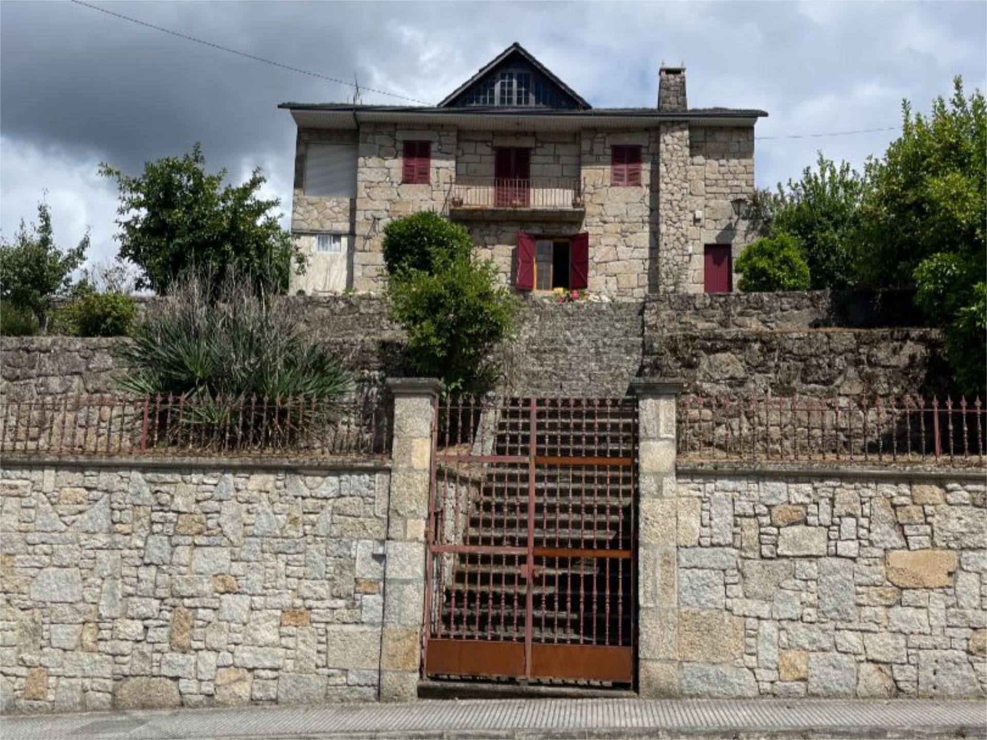 Vista exterior de Casa o xalet en venda en Ribadavia amb Calefacció, Jardí privat i Parquet