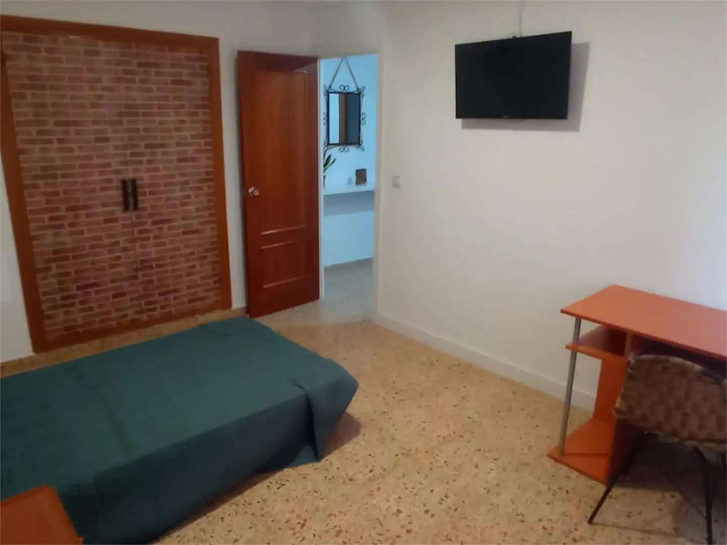Room in Avenida Primero de Mayo, 44, Centro Room in Avenida Primero de Mayo, 44, Centro
