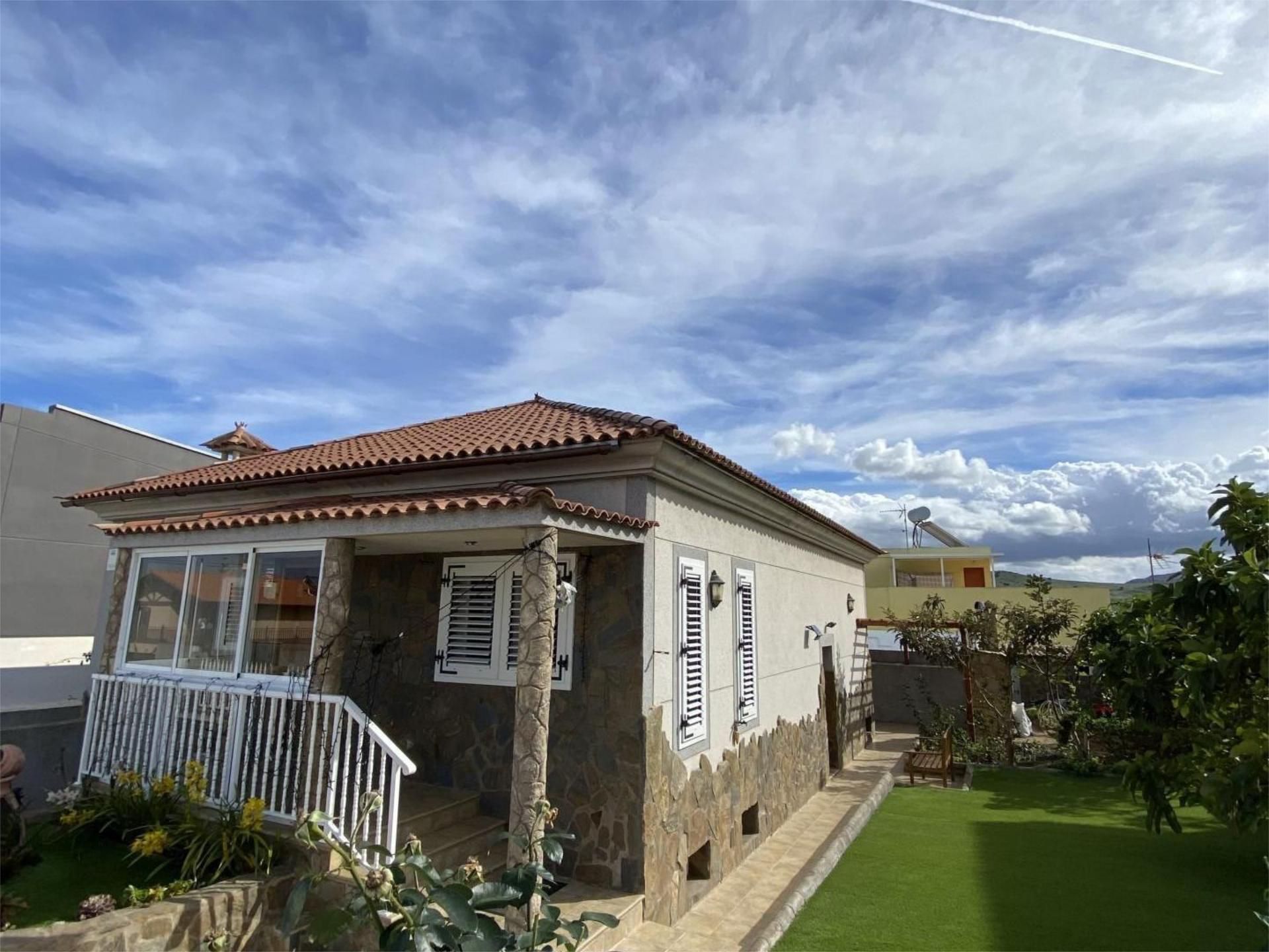 Vista exterior de Casa o xalet en venda en Las Palmas de Gran Canaria amb Terrassa i Balcó