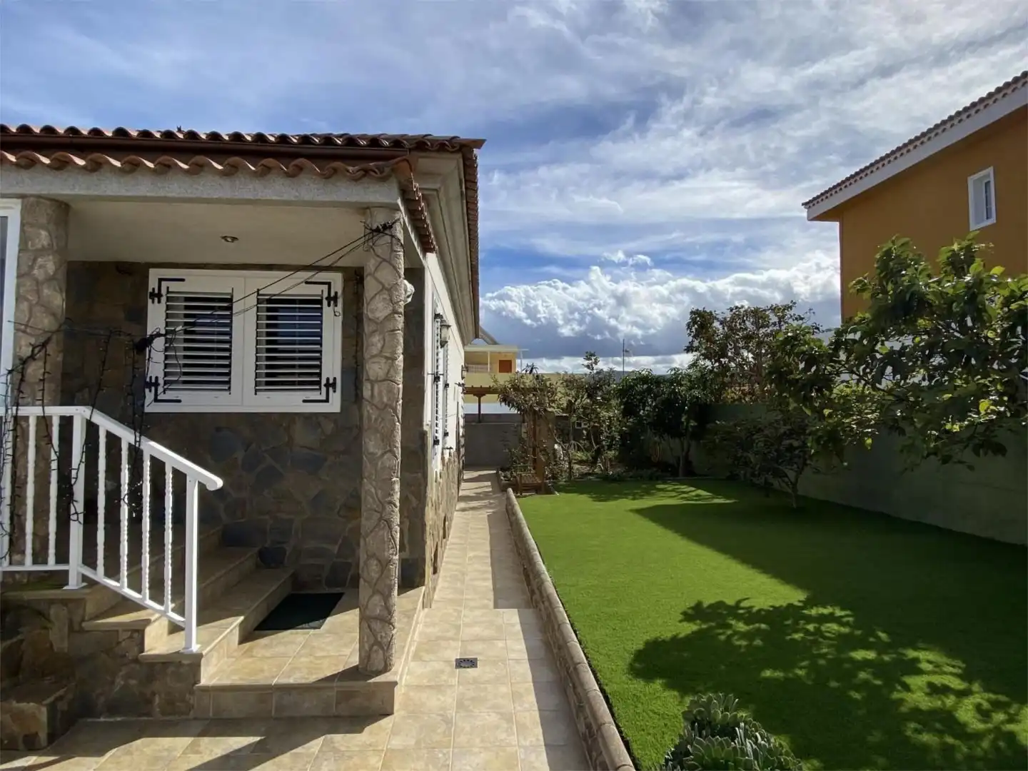 Casa o xalet en venda a Avenida de la Democracia, 39, Las Mesas - El Toscón Vista exterior de Casa o xalet en venda en Las Palmas de Gran Canaria amb Jardí privat, Parquet i Terrassa