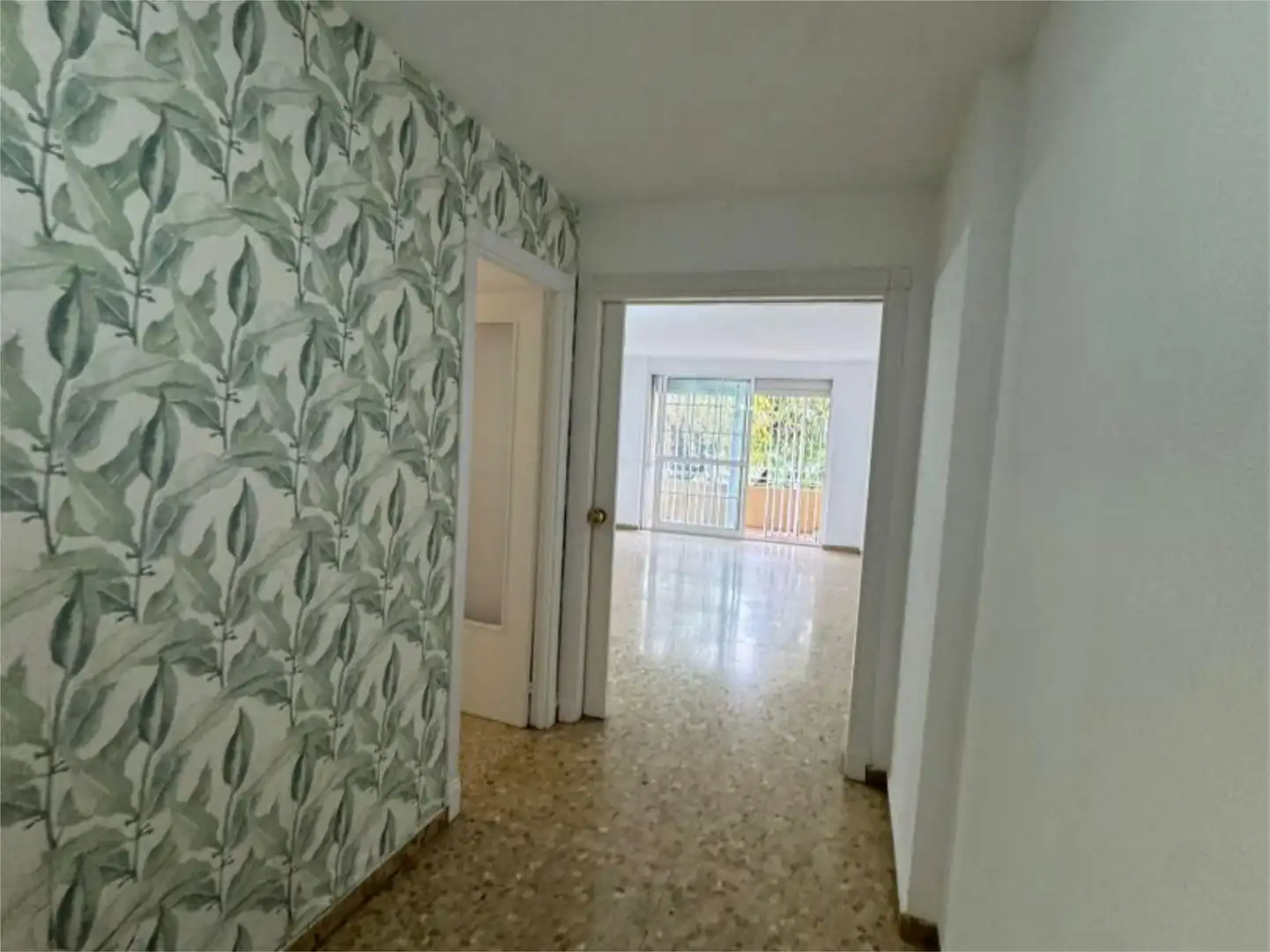 Wohnung zum Verkauf in Tomares mit Klimaanlage, Terrasse und Schwimmbad