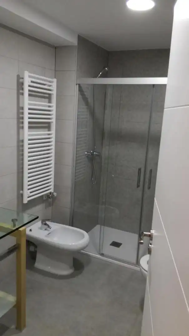 Habitación en Calle Cristo de Medinaceli, 7, Camino de Ronda Baño de Piso para compartir en Granada con Calefacción, Parquet y Terraza