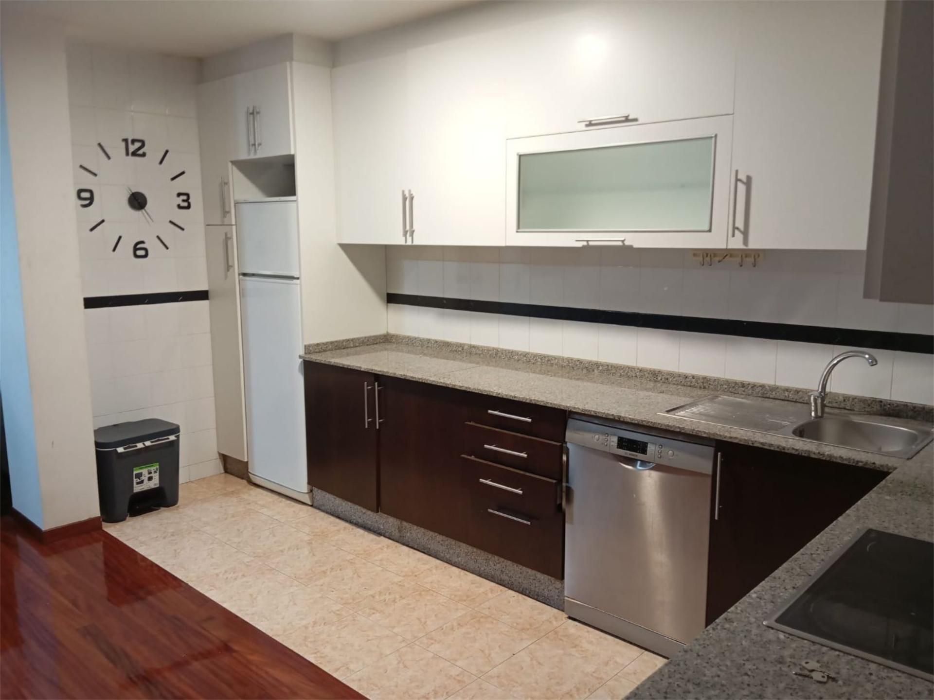 Cuina de Pis de lloguer en Ames amb Calefacció, Parquet i Traster